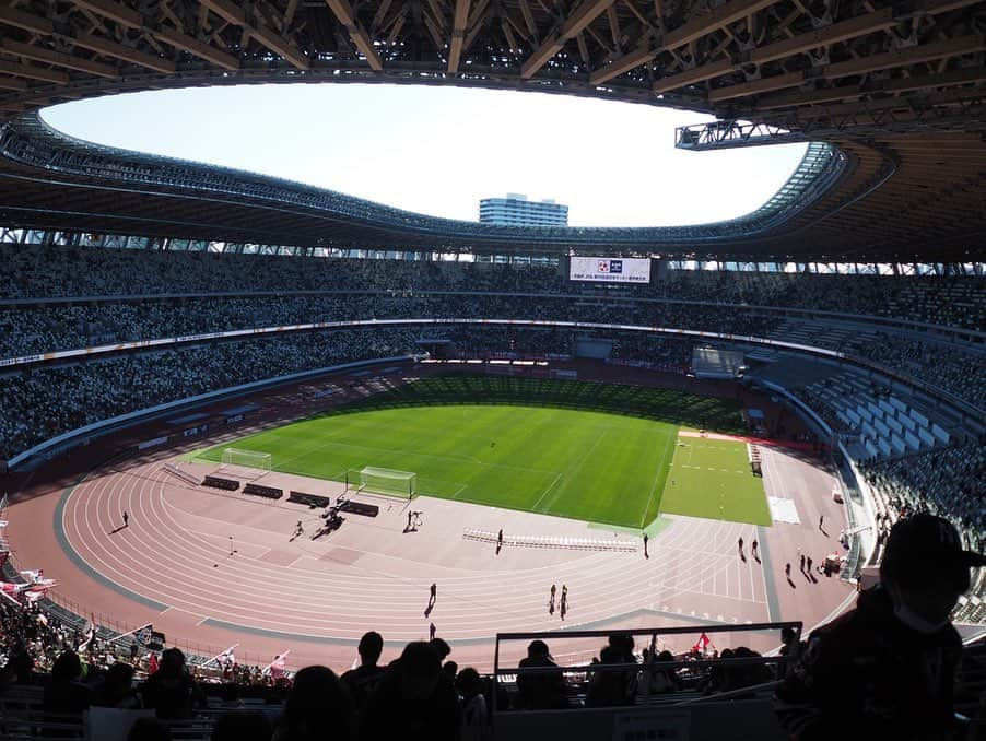 今井安紀さんのインスタグラム写真 - (今井安紀Instagram)「I watched a soccer game of the Emperor's cup which was also the opening of the new national stadium. The first picture is sunset from a seat at north east side. 元日は新しくなった国立競技場のスポーツのこけらおとしである天皇杯決勝へ。 夕焼けが綺麗に見える席にいたのであまり皆が撮っていないであろうこの写真を1枚目に。 レンズは特に記載がない場合、ミラーレス25mm、35mm換算50mm相当です。 ・No.1 夕焼けが綺麗。紫色と茜色のコントラストが見事。そしてピッチも含めた配色も綺麗。 ・No.2〜3 ここからは時系列。待機列から。綺麗だなとは思うけど、建て替えの時に期待した非凡なスタジアムではないというのが正直な感想。 ・No.4 最上層である3層目から。思いっきり広角で撮りました。(14mmにワイドコンバーターをつけて。35mm換算22mm相当) ・No.5 屋根部分。木材と鉄筋のコンビネーションがかっこいい。厨二ゴゴロをくすぐられる。 ・No.6〜7 今回観戦した2層目の北サイド自由席より。バックスタンド寄りだったので実際には北東の位置だと思う。午後は西日がダイレクトにきて日差しが地獄。暑い。何月だろうがみんなサングラス持って来て。 ・No.8 ほんのり夕焼け。 ・No.9 No.1を取った直後、露出-1.0に設定して撮影。色が濃く出ると同時に骨組みがより影っぽくなってまたかっこいい。 No.10 試合後に1層目ゴール裏エリアの入り口にて。最前列はフラットにしか見えないだろうけど少し上がれば思ったよりは見やすい。  #olympus #olympuspen #olympuspenepl9 #epl9 #nofilter #photolovers #noedit  #latergram #nationalstadium #nationalstadiumjapan #emperorscup #sunset #magichour  #オリンパス #オリンパスPEN #加工なし #ミラーレス一眼 #写真撮ってる人と繋がりたい #写真好きな人と繋がりたい #時差スタグラム #新国立競技場 #国立競技場 #マジックアワー #夕焼け #天皇杯 #天皇杯決勝」1月3日 21時20分 - i_am_akinyan0826