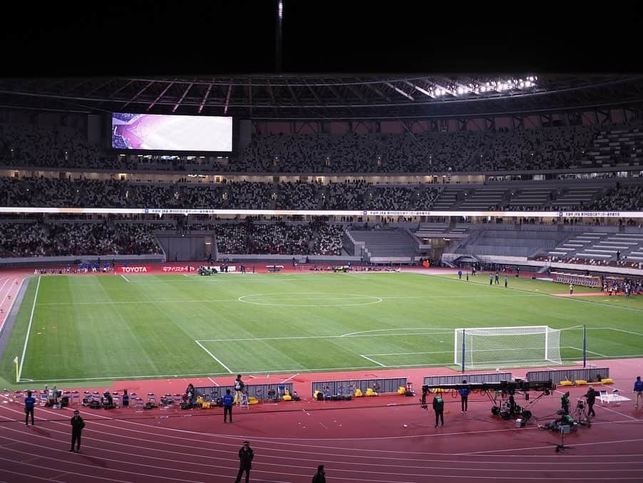 今井安紀さんのインスタグラム写真 - (今井安紀Instagram)「I watched a soccer game of the Emperor's cup which was also the opening of the new national stadium. The first picture is sunset from a seat at north east side. 元日は新しくなった国立競技場のスポーツのこけらおとしである天皇杯決勝へ。 夕焼けが綺麗に見える席にいたのであまり皆が撮っていないであろうこの写真を1枚目に。 レンズは特に記載がない場合、ミラーレス25mm、35mm換算50mm相当です。 ・No.1 夕焼けが綺麗。紫色と茜色のコントラストが見事。そしてピッチも含めた配色も綺麗。 ・No.2〜3 ここからは時系列。待機列から。綺麗だなとは思うけど、建て替えの時に期待した非凡なスタジアムではないというのが正直な感想。 ・No.4 最上層である3層目から。思いっきり広角で撮りました。(14mmにワイドコンバーターをつけて。35mm換算22mm相当) ・No.5 屋根部分。木材と鉄筋のコンビネーションがかっこいい。厨二ゴゴロをくすぐられる。 ・No.6〜7 今回観戦した2層目の北サイド自由席より。バックスタンド寄りだったので実際には北東の位置だと思う。午後は西日がダイレクトにきて日差しが地獄。暑い。何月だろうがみんなサングラス持って来て。 ・No.8 ほんのり夕焼け。 ・No.9 No.1を取った直後、露出-1.0に設定して撮影。色が濃く出ると同時に骨組みがより影っぽくなってまたかっこいい。 No.10 試合後に1層目ゴール裏エリアの入り口にて。最前列はフラットにしか見えないだろうけど少し上がれば思ったよりは見やすい。  #olympus #olympuspen #olympuspenepl9 #epl9 #nofilter #photolovers #noedit  #latergram #nationalstadium #nationalstadiumjapan #emperorscup #sunset #magichour  #オリンパス #オリンパスPEN #加工なし #ミラーレス一眼 #写真撮ってる人と繋がりたい #写真好きな人と繋がりたい #時差スタグラム #新国立競技場 #国立競技場 #マジックアワー #夕焼け #天皇杯 #天皇杯決勝」1月3日 21時20分 - i_am_akinyan0826