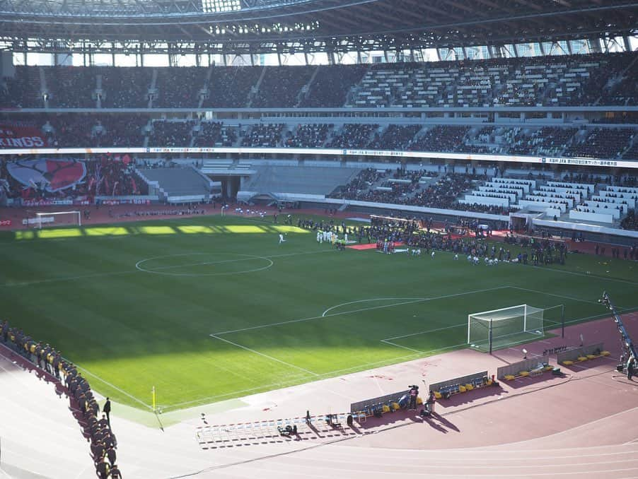 今井安紀さんのインスタグラム写真 - (今井安紀Instagram)「I watched a soccer game of the Emperor's cup which was also the opening of the new national stadium. The first picture is sunset from a seat at north east side. 元日は新しくなった国立競技場のスポーツのこけらおとしである天皇杯決勝へ。 夕焼けが綺麗に見える席にいたのであまり皆が撮っていないであろうこの写真を1枚目に。 レンズは特に記載がない場合、ミラーレス25mm、35mm換算50mm相当です。 ・No.1 夕焼けが綺麗。紫色と茜色のコントラストが見事。そしてピッチも含めた配色も綺麗。 ・No.2〜3 ここからは時系列。待機列から。綺麗だなとは思うけど、建て替えの時に期待した非凡なスタジアムではないというのが正直な感想。 ・No.4 最上層である3層目から。思いっきり広角で撮りました。(14mmにワイドコンバーターをつけて。35mm換算22mm相当) ・No.5 屋根部分。木材と鉄筋のコンビネーションがかっこいい。厨二ゴゴロをくすぐられる。 ・No.6〜7 今回観戦した2層目の北サイド自由席より。バックスタンド寄りだったので実際には北東の位置だと思う。午後は西日がダイレクトにきて日差しが地獄。暑い。何月だろうがみんなサングラス持って来て。 ・No.8 ほんのり夕焼け。 ・No.9 No.1を取った直後、露出-1.0に設定して撮影。色が濃く出ると同時に骨組みがより影っぽくなってまたかっこいい。 No.10 試合後に1層目ゴール裏エリアの入り口にて。最前列はフラットにしか見えないだろうけど少し上がれば思ったよりは見やすい。  #olympus #olympuspen #olympuspenepl9 #epl9 #nofilter #photolovers #noedit  #latergram #nationalstadium #nationalstadiumjapan #emperorscup #sunset #magichour  #オリンパス #オリンパスPEN #加工なし #ミラーレス一眼 #写真撮ってる人と繋がりたい #写真好きな人と繋がりたい #時差スタグラム #新国立競技場 #国立競技場 #マジックアワー #夕焼け #天皇杯 #天皇杯決勝」1月3日 21時20分 - i_am_akinyan0826