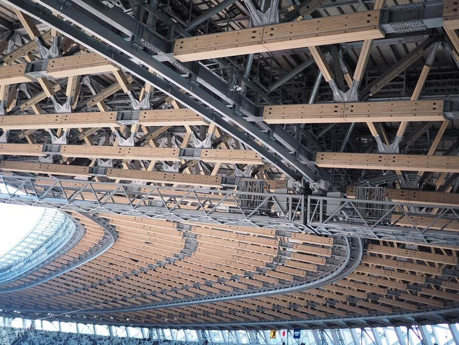 今井安紀さんのインスタグラム写真 - (今井安紀Instagram)「I watched a soccer game of the Emperor's cup which was also the opening of the new national stadium. The first picture is sunset from a seat at north east side. 元日は新しくなった国立競技場のスポーツのこけらおとしである天皇杯決勝へ。 夕焼けが綺麗に見える席にいたのであまり皆が撮っていないであろうこの写真を1枚目に。 レンズは特に記載がない場合、ミラーレス25mm、35mm換算50mm相当です。 ・No.1 夕焼けが綺麗。紫色と茜色のコントラストが見事。そしてピッチも含めた配色も綺麗。 ・No.2〜3 ここからは時系列。待機列から。綺麗だなとは思うけど、建て替えの時に期待した非凡なスタジアムではないというのが正直な感想。 ・No.4 最上層である3層目から。思いっきり広角で撮りました。(14mmにワイドコンバーターをつけて。35mm換算22mm相当) ・No.5 屋根部分。木材と鉄筋のコンビネーションがかっこいい。厨二ゴゴロをくすぐられる。 ・No.6〜7 今回観戦した2層目の北サイド自由席より。バックスタンド寄りだったので実際には北東の位置だと思う。午後は西日がダイレクトにきて日差しが地獄。暑い。何月だろうがみんなサングラス持って来て。 ・No.8 ほんのり夕焼け。 ・No.9 No.1を取った直後、露出-1.0に設定して撮影。色が濃く出ると同時に骨組みがより影っぽくなってまたかっこいい。 No.10 試合後に1層目ゴール裏エリアの入り口にて。最前列はフラットにしか見えないだろうけど少し上がれば思ったよりは見やすい。  #olympus #olympuspen #olympuspenepl9 #epl9 #nofilter #photolovers #noedit  #latergram #nationalstadium #nationalstadiumjapan #emperorscup #sunset #magichour  #オリンパス #オリンパスPEN #加工なし #ミラーレス一眼 #写真撮ってる人と繋がりたい #写真好きな人と繋がりたい #時差スタグラム #新国立競技場 #国立競技場 #マジックアワー #夕焼け #天皇杯 #天皇杯決勝」1月3日 21時20分 - i_am_akinyan0826