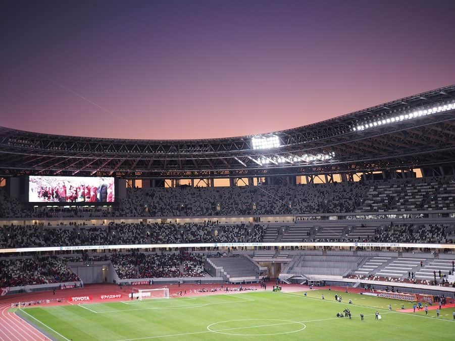 今井安紀さんのインスタグラム写真 - (今井安紀Instagram)「I watched a soccer game of the Emperor's cup which was also the opening of the new national stadium. The first picture is sunset from a seat at north east side. 元日は新しくなった国立競技場のスポーツのこけらおとしである天皇杯決勝へ。 夕焼けが綺麗に見える席にいたのであまり皆が撮っていないであろうこの写真を1枚目に。 レンズは特に記載がない場合、ミラーレス25mm、35mm換算50mm相当です。 ・No.1 夕焼けが綺麗。紫色と茜色のコントラストが見事。そしてピッチも含めた配色も綺麗。 ・No.2〜3 ここからは時系列。待機列から。綺麗だなとは思うけど、建て替えの時に期待した非凡なスタジアムではないというのが正直な感想。 ・No.4 最上層である3層目から。思いっきり広角で撮りました。(14mmにワイドコンバーターをつけて。35mm換算22mm相当) ・No.5 屋根部分。木材と鉄筋のコンビネーションがかっこいい。厨二ゴゴロをくすぐられる。 ・No.6〜7 今回観戦した2層目の北サイド自由席より。バックスタンド寄りだったので実際には北東の位置だと思う。午後は西日がダイレクトにきて日差しが地獄。暑い。何月だろうがみんなサングラス持って来て。 ・No.8 ほんのり夕焼け。 ・No.9 No.1を取った直後、露出-1.0に設定して撮影。色が濃く出ると同時に骨組みがより影っぽくなってまたかっこいい。 No.10 試合後に1層目ゴール裏エリアの入り口にて。最前列はフラットにしか見えないだろうけど少し上がれば思ったよりは見やすい。  #olympus #olympuspen #olympuspenepl9 #epl9 #nofilter #photolovers #noedit  #latergram #nationalstadium #nationalstadiumjapan #emperorscup #sunset #magichour  #オリンパス #オリンパスPEN #加工なし #ミラーレス一眼 #写真撮ってる人と繋がりたい #写真好きな人と繋がりたい #時差スタグラム #新国立競技場 #国立競技場 #マジックアワー #夕焼け #天皇杯 #天皇杯決勝」1月3日 21時20分 - i_am_akinyan0826