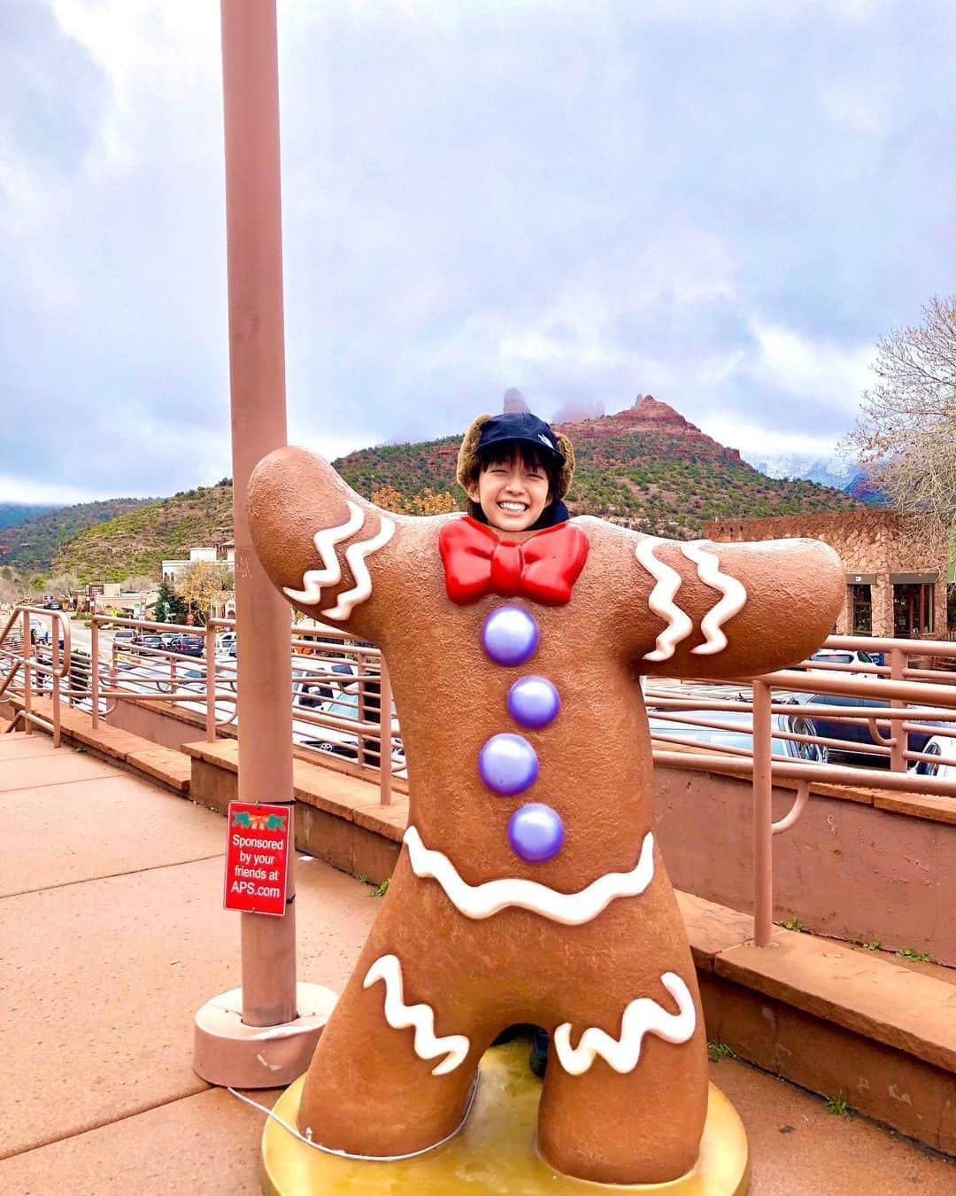 佐藤栞里さんのインスタグラム写真 - (佐藤栞里Instagram)「. ゆるりゆるりとお正月🎍 みなさんいかがお過ごしですか？ 私はセドナとグランドキャニオンに行ってきました❄️ 目に映るものすべてが美しく雄大で 景色が濃く迫ってくるような。 一瞬たりとも目を離したくなくて 長くこの場所に立っていました。 大地のエネルギーをたくさん浴びて 今年もパワフルに頑張れそうです✨ #セドナでの顔はめは顔置き #誰にでもはまれるフィット感 #これ日本にも欲しい☺️」1月3日 21時23分 - satoshiori727