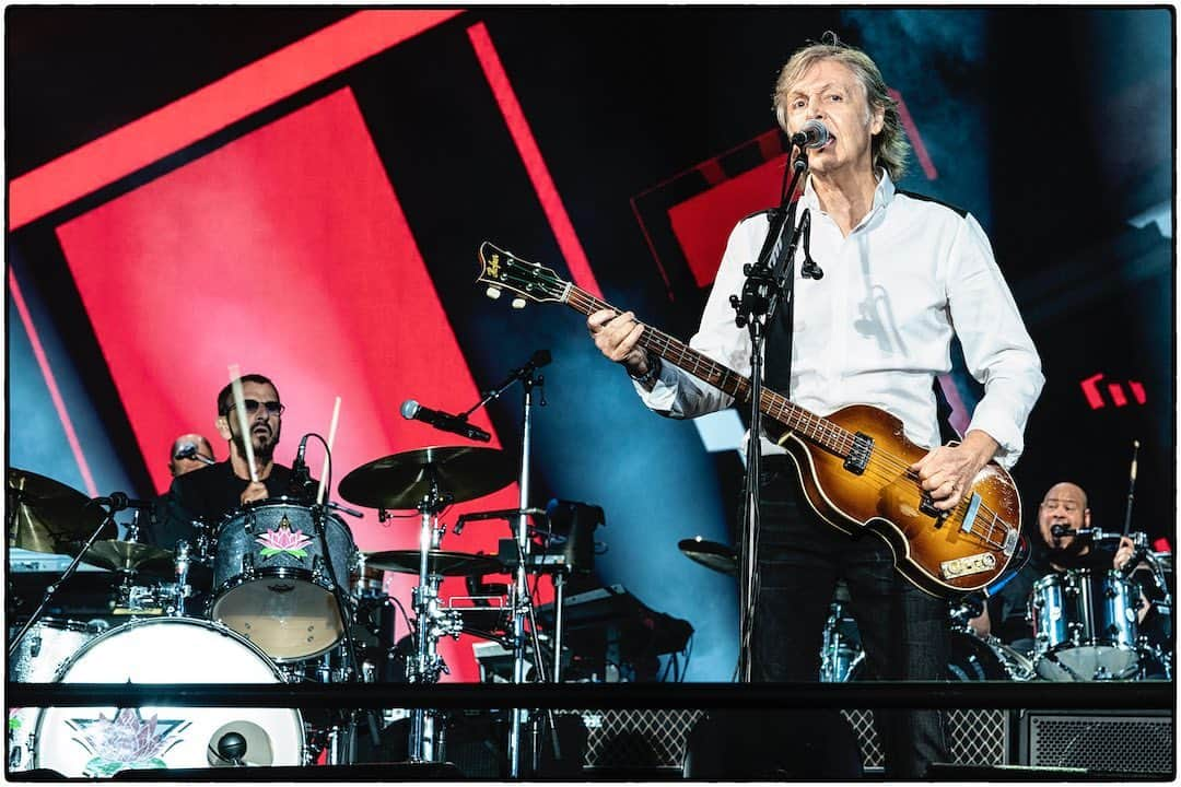 ポール・マッカートニーさんのインスタグラム写真 - (ポール・マッカートニーInstagram)「Paul joined by @ringostarrmusic on stage at Dodger Stadium. What was your favourite moment from 2019? Take a look back at Paul’s year in photos at PaulMcCartney.com #PaulMcCartney #RingoStarr #FreshenUpTour #DodgerStadium」1月3日 21時25分 - paulmccartney