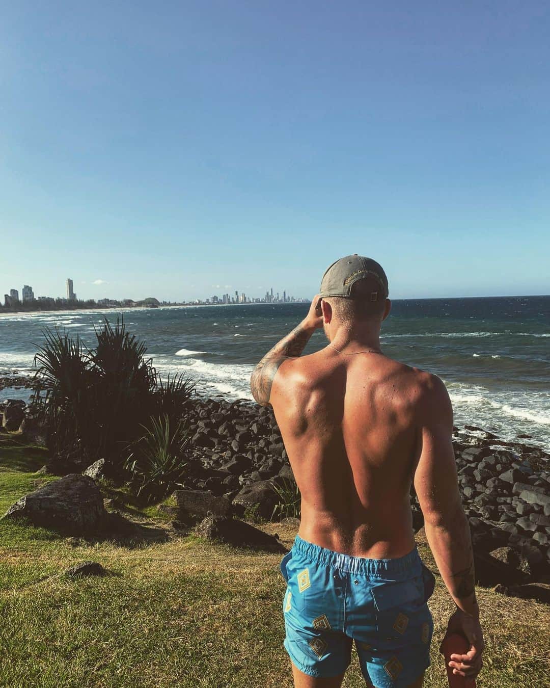 アダム・ピーティのインスタグラム：「Back on the Gold Coast in a few days 🚀🙏🏼」