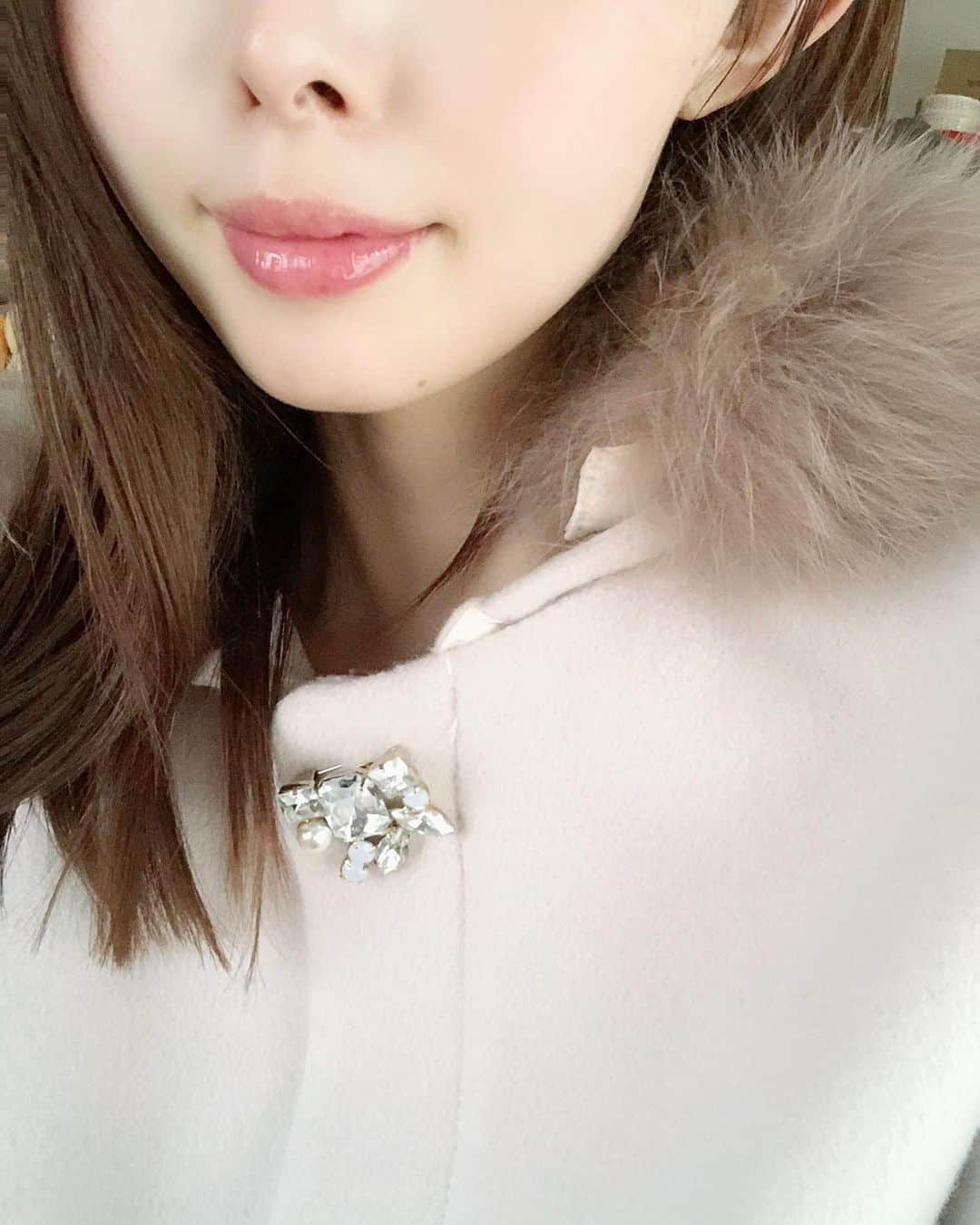 松田唯花さんのインスタグラム写真 - (松田唯花Instagram)「【2020年初買いコスメにぴったり💄Diorのオイルリップ】 発売をずーっと楽しみにしていた『ディオール アディクト リップ グロウ オイル』💋 オイル好きにはたまらない！このつるんとした質感😍 一日中塗りっぱなしにしていても乾燥しない✨むしろ潤う！乾燥がやわらぐ！さすがオイルリップ👏 * 色は"004 コーラル"です💄ヘルシーな色気を演出する色み。単色で塗ると、元々の唇の赤みと混ざってピンクみが増すのも自然な血色感で可愛い💕 * 単色で塗ると透け感があってピュアな印象。チェリーオイル配合で、おいしそうなちゅるんとした唇に💋💓 唇全体に塗ってから、唇の上下中央にだけ重ね塗りするとさらにぷっくり感が増して、セクシーなボリューミィリップが出来上がります💋 * 他のリップに重ねても◎同じコーラルや、オレンジ系のリップが特に相性抜群👍 シロップのようなテクスチャーで、上に重ねてもちゃーんとなじみます✨  #ゆいコス #2020年初買いコスメ #初買いコスメ #初買いコスメ2020 #ディオール #アディクトリップグロウ #コーラル #コーラルリップ #コーラルメイク #オイルリップ #新年コスメ #リップ #新作コスメ #コスメ #メイク #dior #cosmetics #2020 #lip #lipglowoil #lipmake #lipmakeup #diormakeup #diorlip @diormakeup」1月3日 21時31分 - yuika_matsuda.official