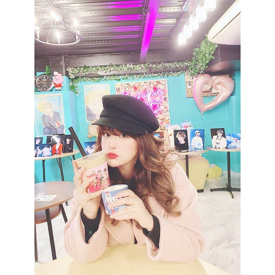 津久江麻由さんのインスタグラム写真 - (津久江麻由Instagram)「. . cafe Tiffany 🦋 . ジスのセンイルしてるから行ったら まだテテのセンイルしてて luckyでした☺️💞 . テテ天国の中、タピオカちゅーちゅーしました☺️ . 私のアゴ長くないですか？🤣 てか歪んでる🤣👍 .  #韓国好きな人と繋がりたい #armyと繋がりたい #韓国ファッション好きな人と繋がりたい #armyさんと繋がりたい #bts好きな人と繋がりたい #btsすきな人と繋がりたい #グクペンと繋がりたい #テテペンと繋がりたい #バンタン好きな人と繋がりたい #armyと仲良くなりたい #防弾少年団好きな人と繋がりたい  #お気に入りコスメ #コスメ大好き #メイク好き #コスメ紹介 #今日のメイク  #今日のコスメ #プチプラコスメ #メイク好きさんと繋がりたい #いいね返しは絶対 #おすすめコスメ #コスメ好き #メイク好き #今日のコーデ #今日のコーディネート #本日のコーデ #소미 #jeonsomi #kpopl4l #somi」1月3日 21時31分 - mayu_tsukue