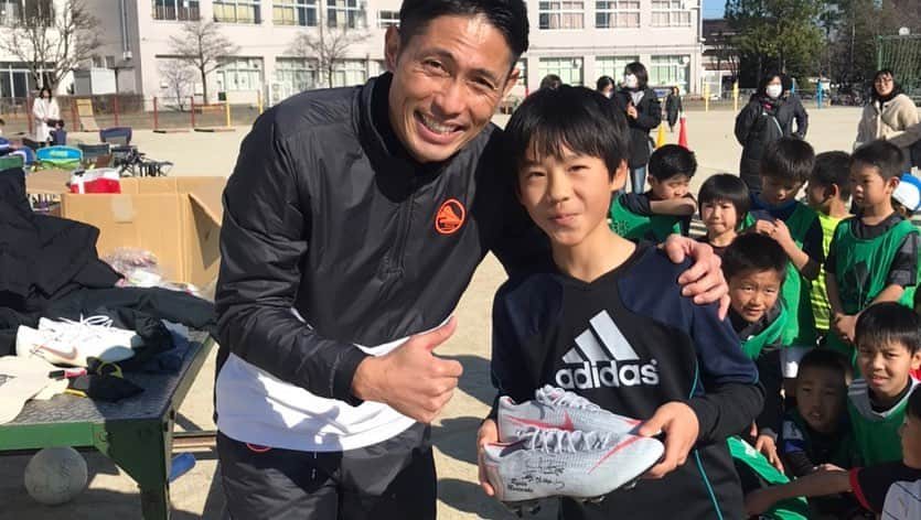 森脇良太さんのインスタグラム写真 - (森脇良太Instagram)「初蹴り⚽️ ・ 子供たちは素直だ😂 森脇グッズを沢山持って行ったら『なんで浦和レッズの選手じゃないのに浦和レッズのグッズを持ってくるんですか？』 ・ ・ …………🤦‍♂️🤦‍♂️🤦‍♂️ ・ 思わず、おいしょーーーーー！！！！って叫んじゃったよ。笑 ・ 子供らの切り替え…ばか早い😆笑 ・ ・ #初蹴り  #さいたま #サッカー少年 #サッカー少女 #小学生  #森脇グッズ #じゃんけん大会」1月3日 21時42分 - moriwaki46_official