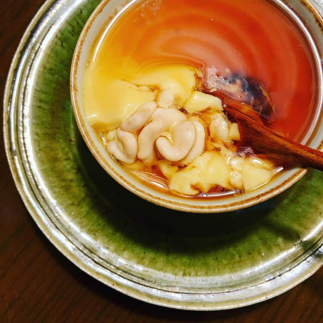 志摩有子さんのインスタグラム写真 - (志摩有子Instagram)「今夜はあっさり和食。残しておいた白子ちゃんを具にした茶碗蒸し。これ、まめたんや高太郎で食べて、うちでも作ってみたかったやつ。バーミキュラライスポットで95℃で30分湯煎にするだけで、すが入らず滑らかに仕上がる。仕上げにあんをかけて柚子の皮。 みんなに大好評。 #白子　#しらこ #白子の茶碗蒸し @miyakesuisan」1月3日 21時40分 - ariko418