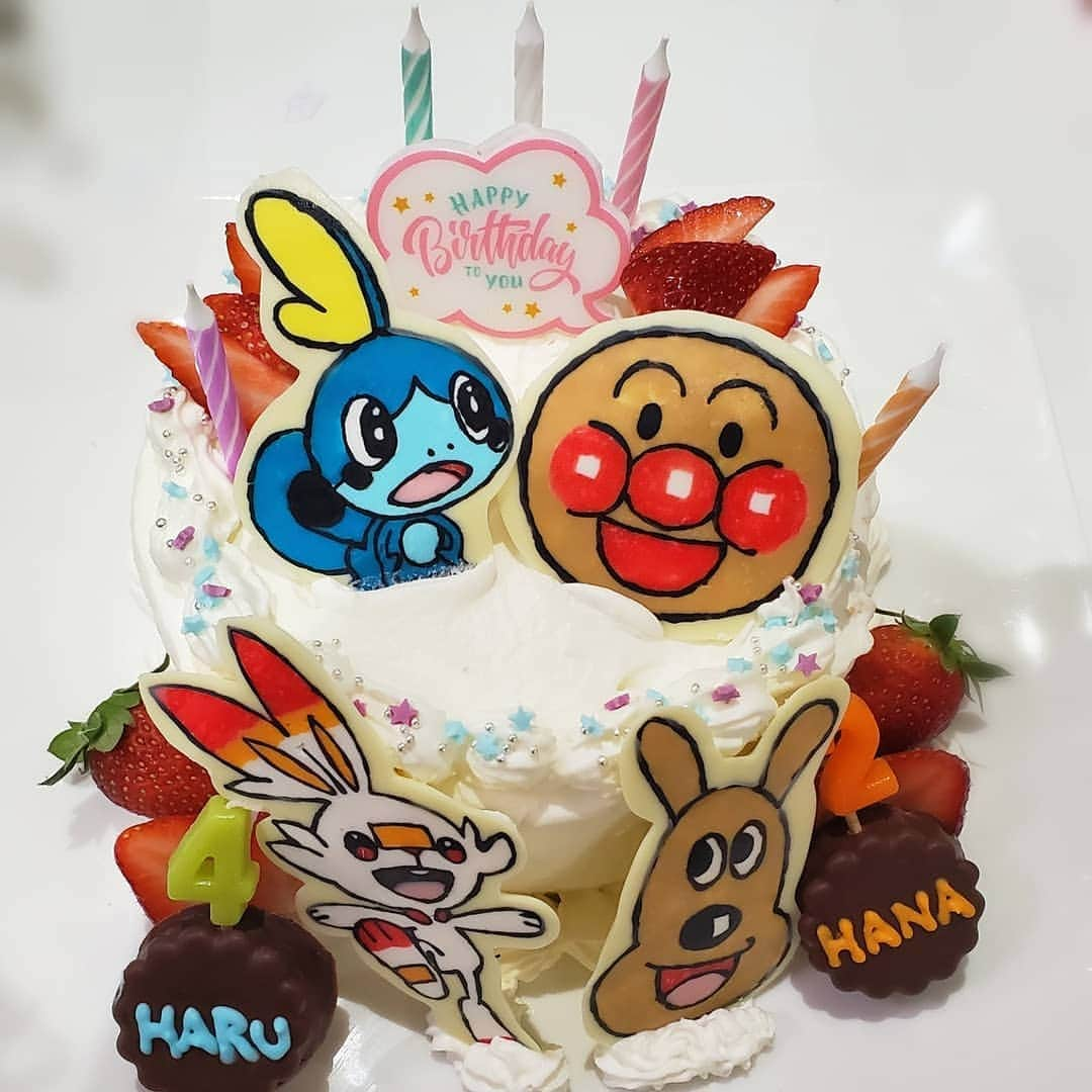 妃咲せあらのインスタグラム：「お誕生日ケーキはポケモンとアンパンマンのコラボ❗苦労して作ったキャラクターのチョコ一瞬で食べられた、、、💨 #手作りケーキ」