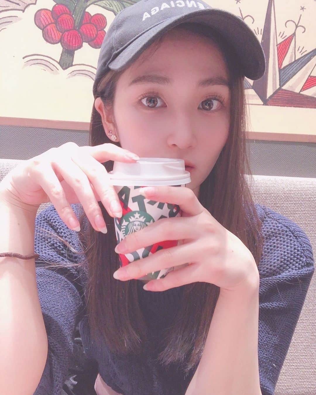 小磯陽香のインスタグラム：「最近ソイラテにハチミツかけるのハマってる🍯 ただし絶対キッズ温度🤞🏼 #starbucks #スタバ #ソイラテ#小磯陽香」