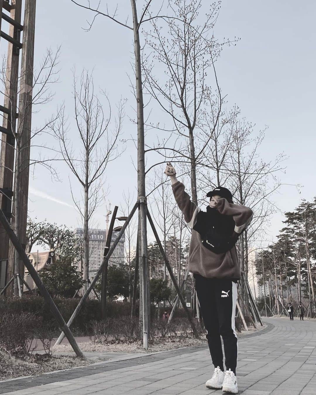 イ・ダヒさんのインスタグラム写真 - (イ・ダヒInstagram)「またテテが行ってた...釜山の公園(笑)  知り合いの家から近かったので寄ってみた🤟🏻 傘の代わりに슈키😬 #釜山市民公園 #방탄투어」1月3日 21時43分 - daahee.l
