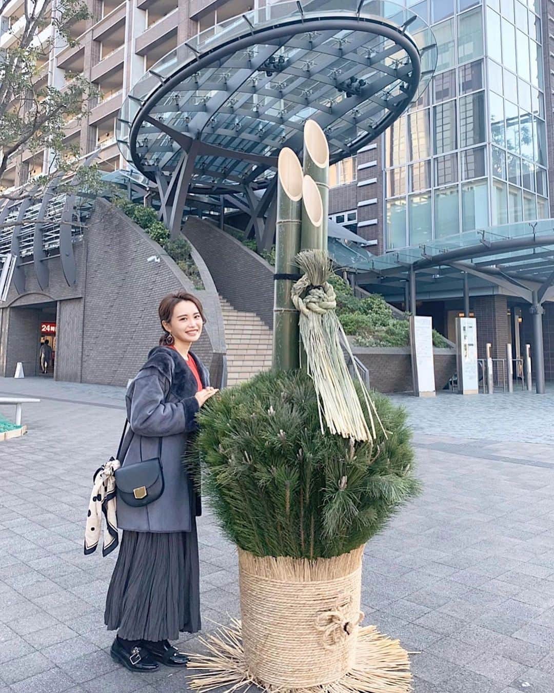 のインスタグラム：「. . . か　ど　ま　つ . . . . . #🎍 . . . . . 初詣いきましたが、 並びすぎててお参りできなかった🥺✴︎ また出直す⚪︎ . . . . .  _________________________________ . Outer: @journalstandard.jp  Knit: @milaowen_official  Skirt: @and.couture  Bag: @celine  Shoes: @zara  #151cm #うじちゃんコーデ𓆫 . _________________________________ . . #初詣コーデ  #冬コーデ #Sサイズコーデ  #おちびコーデ #ちびコーデ  #150cmコーデ  #小柄コーデ  #ヘアスタイル　#ミディアムヘア #ミディアムヘアアレンジ  #ポニーテール　#ゆるポニー #おちびの輪 #sサイズ女子」
