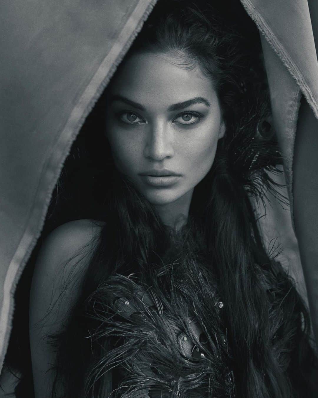シャニーナ・シャイクのインスタグラム：「up close & personal  Photographed by @gregswalesart for @harpersbazaararabia」