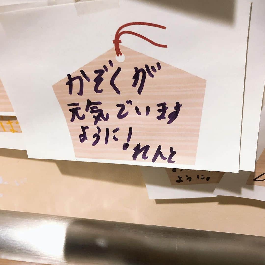 美奈子さんのインスタグラム写真 - (美奈子Instagram)「レントのレスリングの合宿中に 書いてくれたもの。  レントは いつも自分のことより 家族のこと。 ママのこと。 パパのこと。  とっても優しい子に育ってくれていて 嬉しいな。  ありがとうね🍀  #やさしい気持ち #れんと #ありがとう #美奈子」1月3日 21時55分 - minako_official