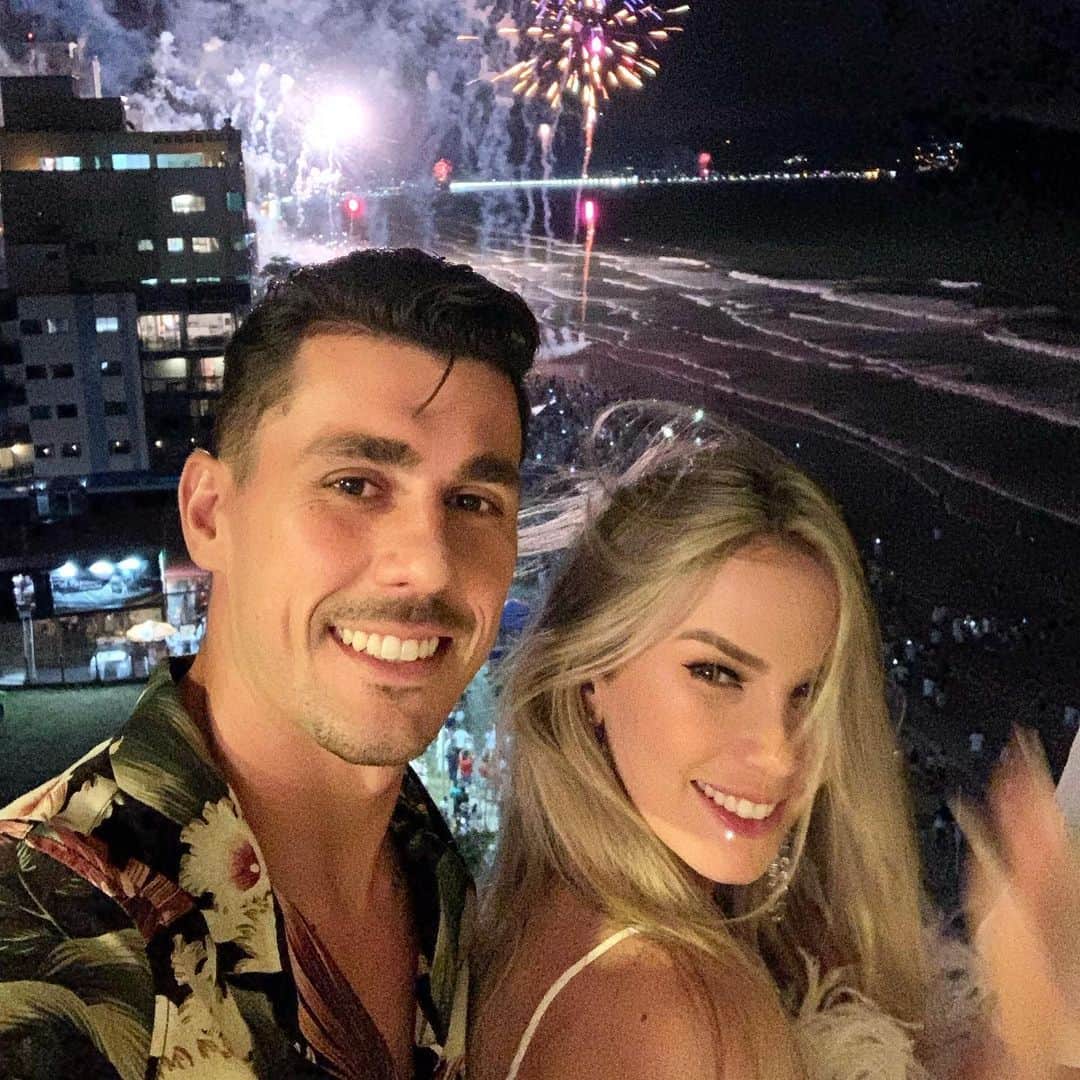 ダニーロ・フェルナンド・アベラールのインスタグラム：「Parabéns meu amor! Desejo a voce as melhores coisas do mundo pois voce merece ter so coisas boas, fico mto feliz em poder compartilhar esse momento ao seu lado pq sei o quanto voce ficou feliz em ter todas as pessoas que te amam ao seu lado no seu niver! Conte cmg pra tudo, estarei aqui para te fazer feliz e realizar todas as suas vontades! TE AMO ❤️ 👫 @nataliarborba」