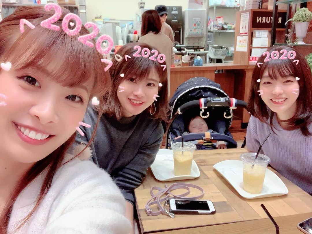 岡野綾夏さんのインスタグラム写真 - (岡野綾夏Instagram)「あけましておめでとうございまちゅー🐭 今年もよろしくおねがいしまうす💕 . #地元 #兵庫県 #三姉妹 #高校友達 #大学友達 #オーケストラ友達 . #年始はふぐなべ #おせち #全部お父さんのお店の #毎年の楽しみ #おいしいねんで〜 #宝塚 #売布神社 #夢吉 #近くに来た時はどうぞ❤️ #和食懐石料理屋 と言いながら #和洋中全部食べられる居酒屋やで」1月3日 22時03分 - ayaka.o531