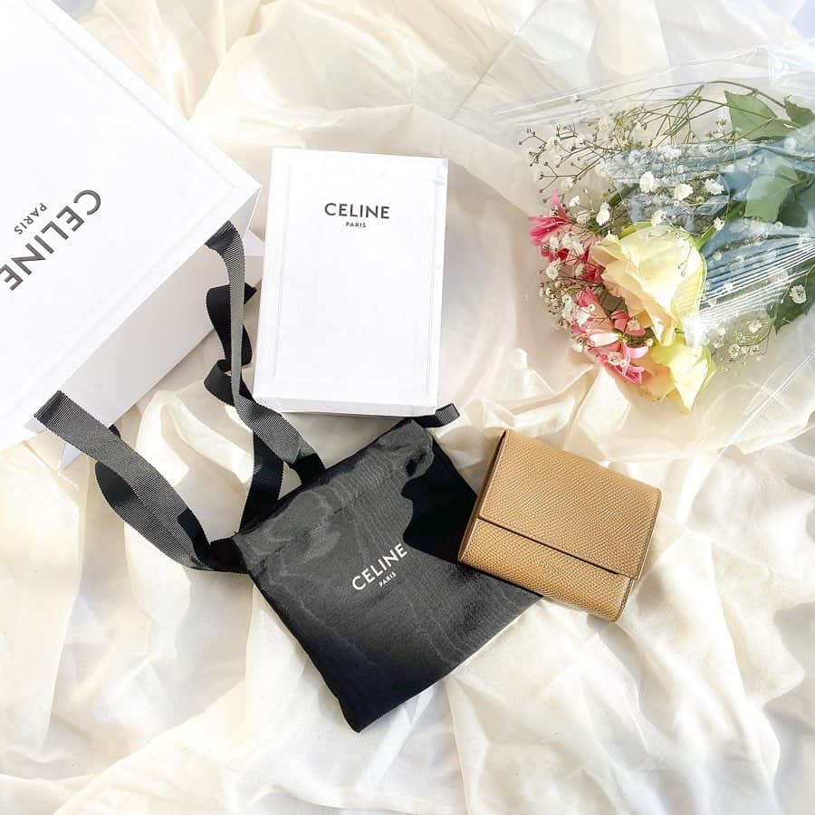 のインスタグラム：「ㅤㅤㅤㅤㅤㅤㅤㅤㅤㅤㅤㅤㅤ ㅤㅤㅤㅤㅤㅤㅤㅤㅤㅤㅤㅤㅤ ㅤㅤㅤㅤㅤㅤㅤㅤㅤㅤㅤㅤㅤ #present 💐 ㅤㅤㅤㅤㅤㅤㅤㅤㅤㅤㅤㅤㅤ 🐻さんから誕生日に頂きました😭💕 ㅤㅤㅤㅤㅤㅤㅤㅤㅤㅤㅤㅤㅤ 私には高価すぎてクリスマスと兼ねてに してもらいました😭❤️！笑 ㅤㅤㅤㅤㅤㅤㅤㅤㅤㅤㅤㅤㅤ いつか持ちたいなとおもっていた #celine ❤︎ ㅤㅤㅤㅤㅤㅤㅤㅤㅤㅤㅤㅤㅤ このお財布が似合うような素敵な女性に なりたいと思います🥺💓！大切に使うね😭❤️ ㅤㅤㅤㅤㅤㅤㅤㅤㅤㅤㅤㅤㅤ ㅤㅤㅤㅤㅤㅤㅤㅤㅤㅤㅤㅤㅤ お花💐も自分でカスタムしてくれたのが 本当に嬉しかったし センス最高すぎて にやにやがとまらなかった😂💕☜ ㅤㅤㅤㅤㅤㅤㅤㅤㅤㅤㅤㅤㅤ ㅤㅤㅤㅤㅤㅤㅤㅤㅤㅤㅤㅤㅤ クリスマスは2人の好きな #kitsunecafe 🦊に行ってゆっくり過ごして お家でパーティーしました☺🍗️💓 ㅤㅤㅤㅤㅤㅤㅤㅤㅤㅤㅤㅤㅤ ㅤㅤㅤㅤㅤㅤㅤㅤㅤㅤㅤㅤㅤ 誕生日にクリスマスに 本当に最高の1日をありがとう😭🧡 ㅤㅤㅤㅤㅤㅤㅤㅤㅤㅤㅤㅤㅤ ㅤㅤㅤㅤㅤㅤㅤㅤㅤㅤㅤㅤㅤ 本当は2019年のうちに載せたかったけど 投稿が追いつかなかったので今更だけど 載せさせてくださいっ🙇‍♀️💦☜ ㅤㅤㅤㅤㅤㅤㅤㅤㅤㅤㅤㅤㅤ ㅤㅤㅤㅤㅤㅤㅤㅤㅤㅤㅤㅤㅤ ㅤㅤㅤㅤㅤㅤㅤㅤㅤㅤㅤㅤㅤ 前回の投稿たくさんのコメント、いいね 嬉しかったです！ありがとうございます😭❤️ ㅤㅤㅤㅤㅤㅤㅤㅤㅤㅤㅤㅤㅤ #誕生日プレゼント#セリーヌ #かすみ草 #花束 #🐻🌸 ㅤㅤㅤㅤㅤㅤㅤㅤㅤㅤㅤㅤㅤ  ㅤㅤㅤㅤㅤㅤㅤㅤㅤㅤㅤㅤㅤ ㅤㅤㅤㅤㅤㅤㅤㅤㅤㅤㅤㅤㅤ」