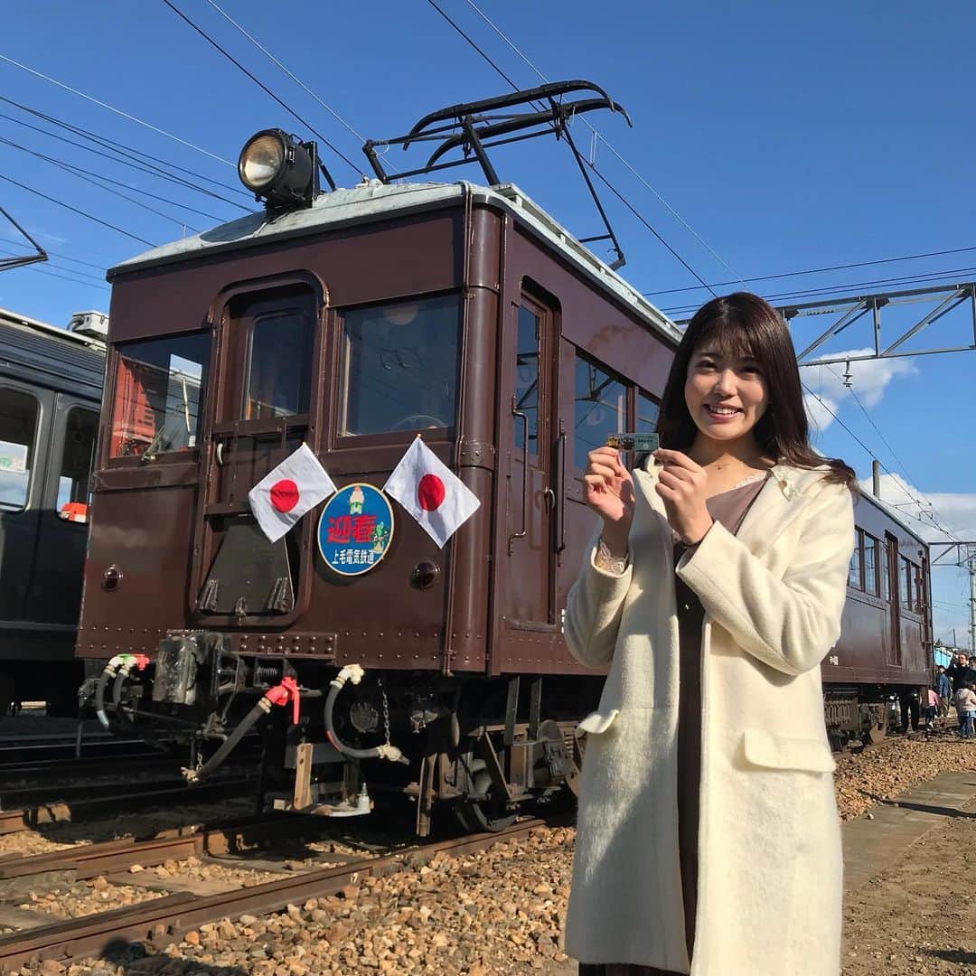 飯野詩帆のインスタグラム：「1月3日は上毛電鉄の新春イベントと 青柳大師の御開帳へ🎍✨ ・ ・ 開業当時から運行していたデハ101🎌 ・ 104とデキを連結した試乗会も人気で 今日の日付が入った切符も貰いました😳💓 ・ 青柳大師の初詣は大行列〜！ 私もおみくじ引きたいなぁ⛩ ・ ・ 良い年になりますように🙏💫 ・ ・ #群馬テレビ #アナウンサー #取材 #お正月ニュース #明日からお正月モード🤤」