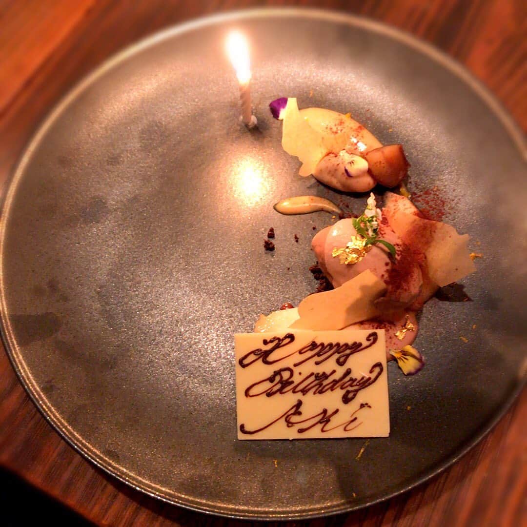 のインスタグラム：「昨日、無事41歳の誕生日を迎えることができました🎂 ＊ 41歳とか🤭 実感は無いようで、身体は素直に感じてきてます🤣🙌 ＊ ＊ 気づけば日本でゆっくり誕生日を迎えるのは15年ぶりくらい。 ＊ 昨日は家族から最高のプレゼント(時間)をもらい、心を休めて過ごすことができました✨ ＊ ＊ 夜は子連れでも行ける代官山のフレンチに招待してもらい💌 (今我が家みんなはグランメゾン東京ロス🙌笑　てなわけで、厨房をチラチラ見ながら名シーンの話題で持ちきり…完全にミーハー😭👋) ＊ 飲みすぎて今日はまだ二日酔いですが😅我が家らしい楽しいバースデーでした♫ ＊ ＊ 子供達2人が大きくなって、3人でサプライズを考えてくれたりして。こんな誕生日を迎えられるなんて想像もしていなかったな。 ＊ みんな未熟なママを、そっと見守って、いつも助けてくれてありがとう🙏✨ ＊ #誕生日　#バースデー　#ママバースデー　#hbd #ファミリー　#代官山フレンチ　#グランメゾン東京」