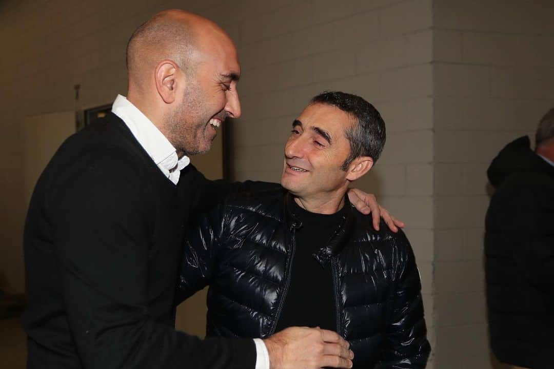 RCDエスパニョールさんのインスタグラム写真 - (RCDエスパニョールInstagram)「📸 Trobada de tècnics abans del partit a l'RCDE Stadium! Abelardo 🤝 Valverde 💪💪 Que tinguem un gran derbi, @FCBarcelona! - #Volem | #EspanyoldeBarcelona | #RCDE | #EspanyolBarça」1月3日 22時14分 - rcdespanyol