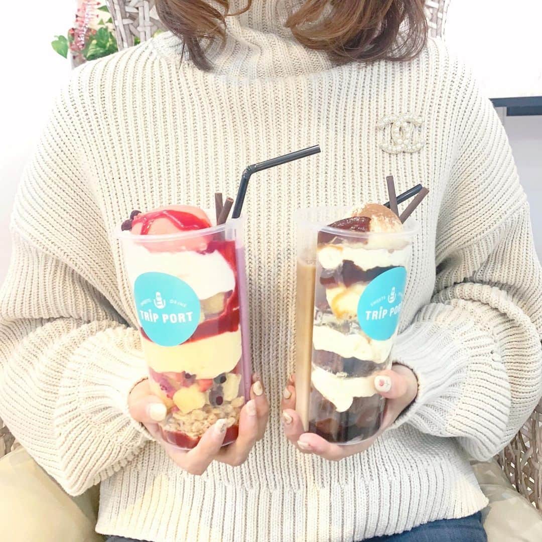 Ayakaさんのインスタグラム写真 - (AyakaInstagram)「原宿から0分 @tripport_sweetsdrink へ ツインカップ食べに行ってきました☺️ * 二つのカップがくっついてて パフェ＋スムージーが楽しめます😋 画期的✨ * これは ベリーパフェとスムージー🍓 ティラミスパフェとカフェラテ🍫 食べ応えがすごいです😋 * 3階のカフェでは 駅弁、カレーやパスタが 食べられるようになってます🍽 * #原宿カフェ #東京カフェ #カフェ巡り#フォトジェニックスポット #フォトジェニックスイーツ #可愛いスイーツさん💕 #tripport #スイーツ #原宿グルメ #原宿ランチ #食べ歩き #ツインカップ #スポーツbar #駅弁 #旅行 #pr」1月3日 22時15分 - ayaka_ayacandy01