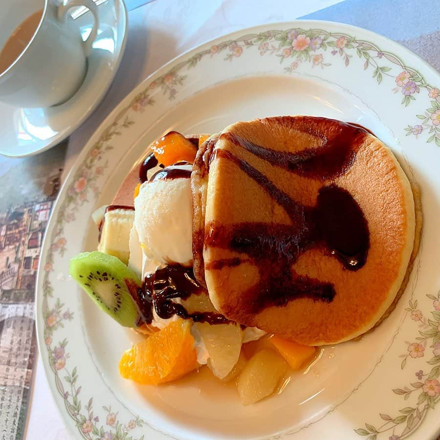 百合華さんのインスタグラム写真 - (百合華Instagram)「ママとあゆりんと一緒に祇園四条でカフェタイム🥰🥰🥰 ﻿ ﻿ 女子会って楽し過ぎてついつい時間を忘れちゃうww🎶﻿ ﻿ 楽しい時間を共有できる大切な家族がいつも傍で支えてくれてて、暖かな愛情を感じながら生きられている事が本当に幸せ❤️ ﻿ ﻿ いつもありがとう✨﻿ ﻿ #京都﻿ #祇園﻿ #四条﻿ #祇園四条﻿ #菊水﻿ #レストラン﻿ #restaurant ﻿ #カフェ﻿ #カフェタイム﻿ #メロンソーダ﻿ #フレッシュメロンジュース﻿ #メロンジュース﻿ #パンケーキ﻿ #フルーツパンケーキ ﻿ #女子会﻿ #女子会カフェ﻿ #家族﻿ #大切﻿ #愛情﻿ #幸せ﻿ #いつもありがとう﻿」1月3日 13時17分 - yurika.lovelily