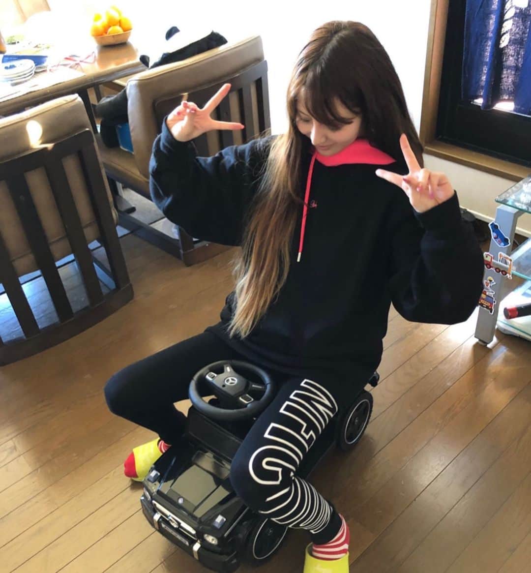 のインスタグラム：「#ベンツゲレンデ 買いました🐹  きのうの投稿は文字が反映されてなかったけど、この記事できるかな？🤣あけおめ挨拶が反映されてなくて3回消されてたから諦めた🤣笑 これが反映されたら後でまた書き直しましゅ👼 寝正月最高👼💕 #followforfollowback #likeforlikes #28歳 #28yearsold #キャバ嬢 #銀座ホステス #新車 #mercedesbenz」