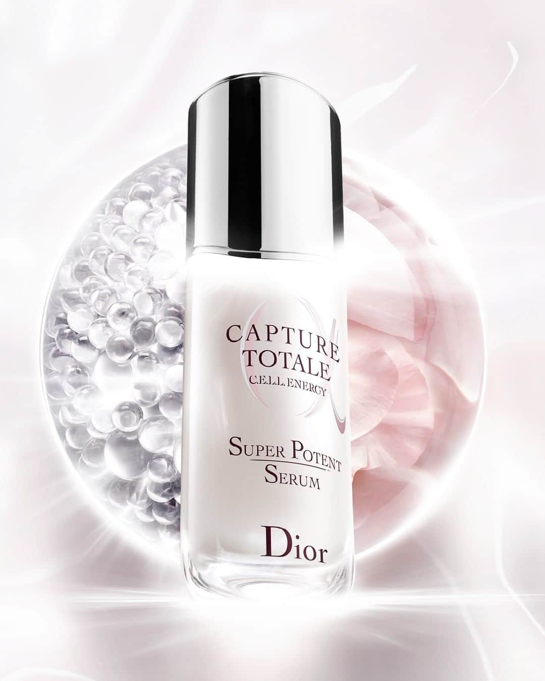 クリスチャンディオールさんのインスタグラム写真 - (クリスチャンディオールInstagram)「The NEW CAPTURE TOTALE SUPER POTENT SERUM is a genuine concentrate of youth and energy in a bottle. Highly concentrated in Dior-patented Bio-Cellular Technology and combined with hyaluronic acid for a smoothing effect, it helps re-energize and activate skin’s 6 essential features for healthier, younger and radiant-looking skin. • #diorskincare #diorcapturetotale @diorskincare」1月3日 13時30分 - dior