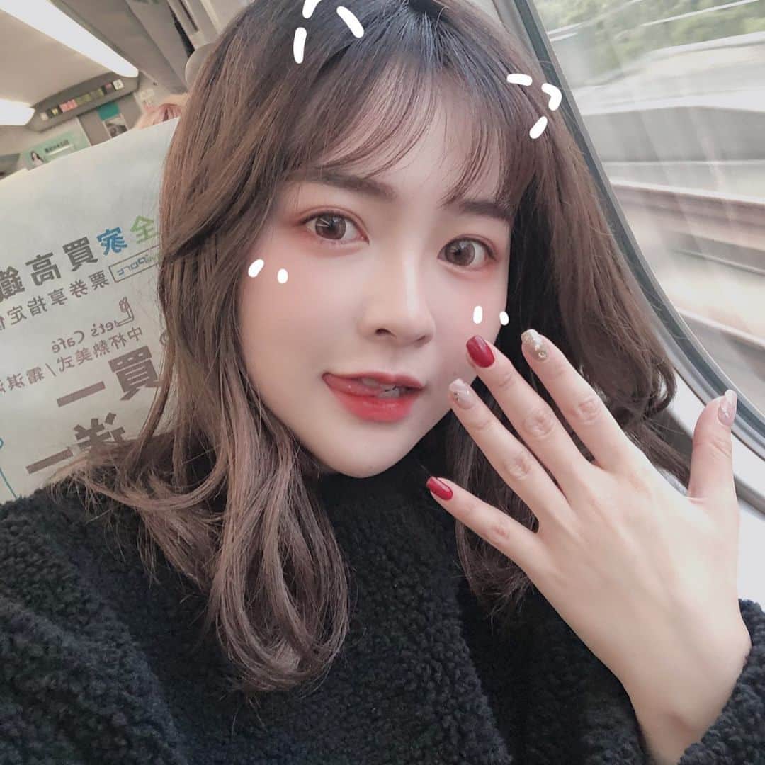 柯柯YELIZのインスタグラム：「最喜歡去做指甲 還有可愛的貓貓可以玩😻 這次想要過年的感覺但不要太浮誇丸子就可以幫我做出我要的感覺😍💋 @wink_nail_art」