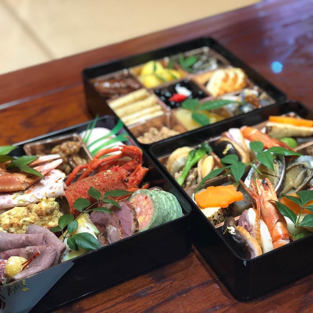 宇田恵菜さんのインスタグラム写真 - (宇田恵菜Instagram)「New year bento.x 今年も明けまして、食べまくるの毎日がスタート。 昔まではお節は、栗きんとんしか食べれる物ないじゃん！ と思っていましたが、これが大人になっているということですか、全部食べれるようになりました。 今年もパパママPicoとお節を囲めている事に感謝して、2020年も楽しもうと思った1／1,元日です。 #sushi #homemade #Japanese #cooking #寿司 #巻き寿司 #日本人 #手作り #恵菜ご飯  #enas_recipe #大晦日 #お節 #makisushi #rolledSushi #料理女子 #いくら丼」1月3日 13時43分 - ena2727