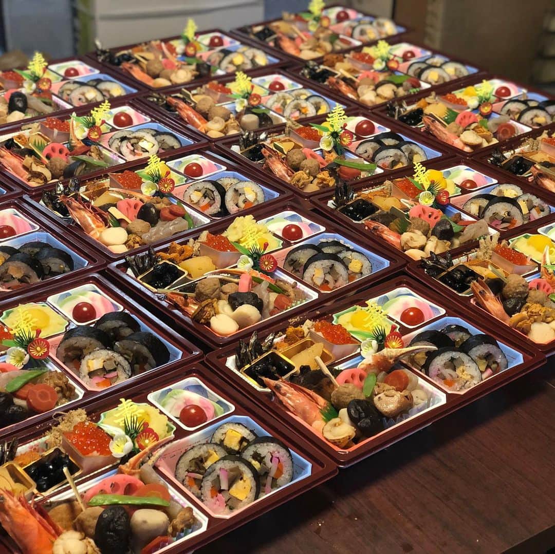 宇田恵菜さんのインスタグラム写真 - (宇田恵菜Instagram)「New year bento.x 今年も明けまして、食べまくるの毎日がスタート。 昔まではお節は、栗きんとんしか食べれる物ないじゃん！ と思っていましたが、これが大人になっているということですか、全部食べれるようになりました。 今年もパパママPicoとお節を囲めている事に感謝して、2020年も楽しもうと思った1／1,元日です。 #sushi #homemade #Japanese #cooking #寿司 #巻き寿司 #日本人 #手作り #恵菜ご飯  #enas_recipe #大晦日 #お節 #makisushi #rolledSushi #料理女子 #いくら丼」1月3日 13時43分 - ena2727