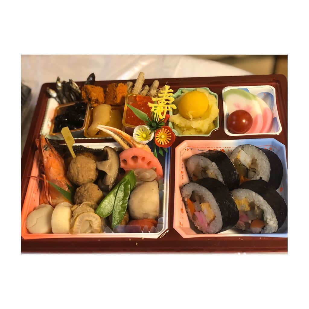 宇田恵菜さんのインスタグラム写真 - (宇田恵菜Instagram)「New year bento.x 今年も明けまして、食べまくるの毎日がスタート。 昔まではお節は、栗きんとんしか食べれる物ないじゃん！ と思っていましたが、これが大人になっているということですか、全部食べれるようになりました。 今年もパパママPicoとお節を囲めている事に感謝して、2020年も楽しもうと思った1／1,元日です。 #sushi #homemade #Japanese #cooking #寿司 #巻き寿司 #日本人 #手作り #恵菜ご飯  #enas_recipe #大晦日 #お節 #makisushi #rolledSushi #料理女子 #いくら丼」1月3日 13時43分 - ena2727