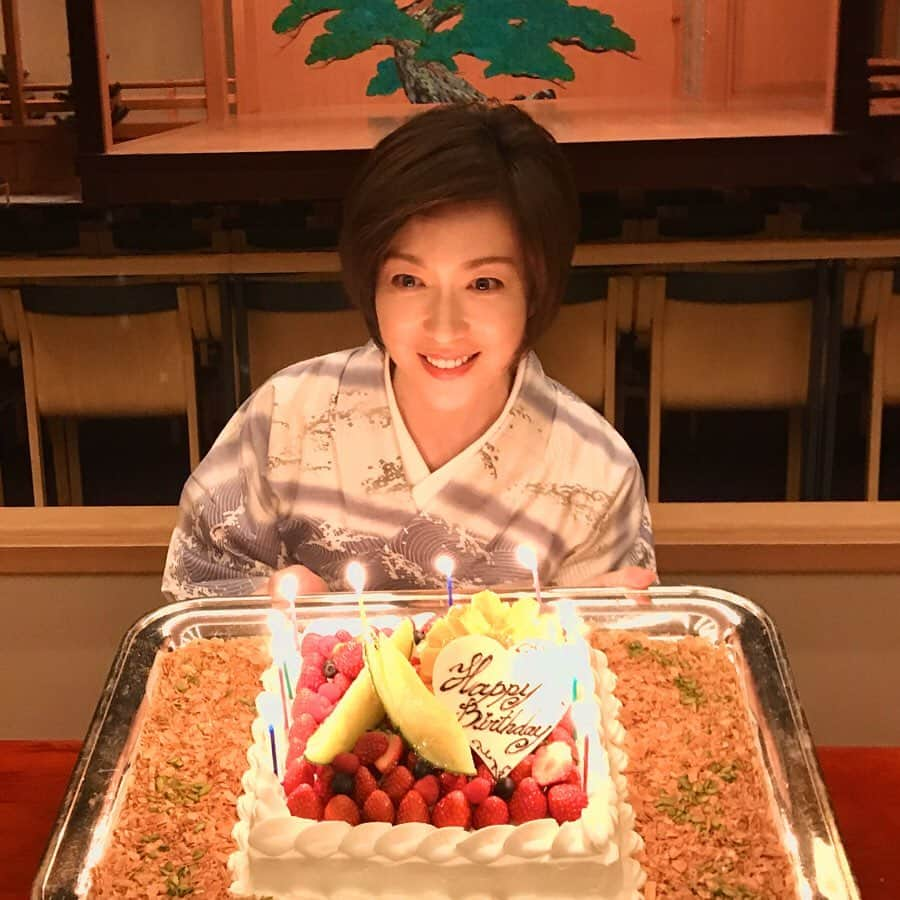 若村麻由美さんのインスタグラム写真 - (若村麻由美Instagram)「❣️2020年1月3日53歳になりました🤣 一年が早過ぎて信じられない😱 皆さまからの有難いお祝いメッセージ💌やプレゼント🎁身に沁みます😍 インスタ三年続いたなんて奇跡❗️ 本当に皆様のお蔭です💕 . こうして初春を寿ぐ会が出来るのも平和のお蔭💗 もう30年近くお互いを祝い合う仲間 山崎浩子さん還暦㊗️1月3日生まれ 佐藤直子さん⚫︎⚫︎㊗️1月2日生まれ アタシはまだまだ未熟者じゃよ😅 . #mayumiwakamura #若村麻由美 #佐藤直子 #山崎浩子 #新年 #寿ぐ #初春 #1月3日 #birthday #誕生日 #三婆 #誕生祝い #ありがとう😊 #元気出た」1月3日 13時46分 - mayumiwakamura_official