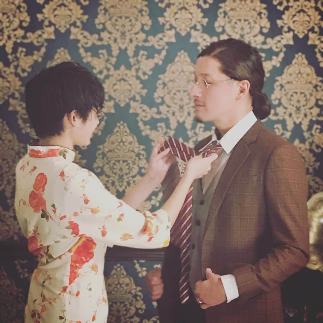 のインスタグラム：「僕はネクタイ結べないので 毎回娘がネクタイを締めてくれるの 割とエモい。」
