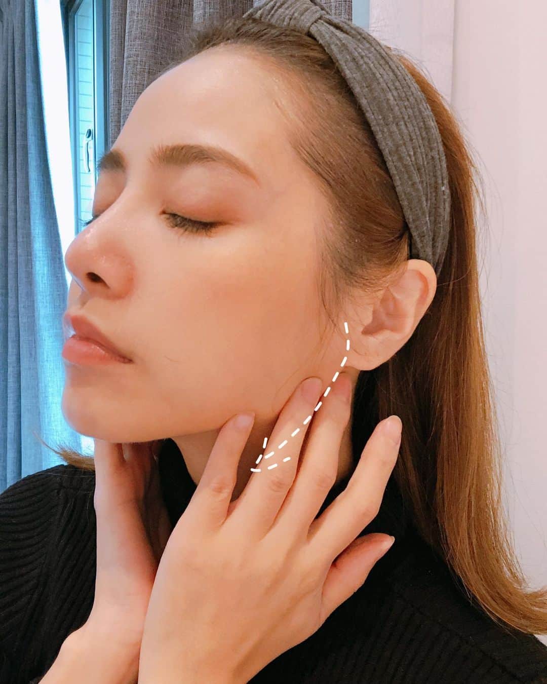 Miaさんのインスタグラム写真 - (MiaInstagram)「有了小孩的生活真的很忙碌！之前因為偷懶有好幾天沒擦保養品，後來發現肌膚真的突然多了好幾條的細紋出來！真的嚇死媽咪了！所以決定要認真保養，而且要在正確的時間擦上該擦的保養品才更有效！ 要來跟大家推薦我平時的愛用物－『小棕瓶』 白天肌膚面對紫外線跟空污問題，小棕瓶可以幫助防禦屏障，夜晚加強細胞修復，日防護夜修護24小時不間斷的雙效修護讓肌膚一直呈現最佳的狀態！ 小棕瓶質地清透不黏膩，擦起來肌膚很透亮，重點是之前的小細紋真的在我乖乖擦了三天三夜之後就感受細紋慢慢變淡(依個人肌膚狀況)，T字部位的外油內乾也都調理的很好！上妝鼻子會容易脫妝的問題就減少了！ 難怪那麼多人會喜歡這個小棕瓶！ 要怎麼使用才最有效呢？！一次使用需要滿滿一滴管才夠力: 早晚都要滿滿一滴管的小棕瓶精華 (約10元硬幣大小)  再配合心形按摩手法，簡單三步驟按摩，心型按摩技巧的目的在於從臉部中央往外塗抹修護露與按摩肌膚，並且往下帶到下巴，達到幫肌膚排毒的作用。 一定要連續使用三日並配合按摩就能看到肌膚變的更滋潤保濕完美！  現在到櫃上即可領取【小棕瓶三日體驗包】，感受小棕瓶3天強勢回歸完美肌膚修護力 憑3日體驗包拍攝使用畫面，上傳IG並設定公開，Hashtag #小棕瓶 #日防護夜修護 並tag @esteelaudertw，再加入雅詩蘭黛官方IG帳號，即有機會獲得小棕瓶「50ml正貨」！ (每周抽出一位)。 體驗包兌換連結: http://bit.ly/2M9pCJI  #小棕瓶 #3日體驗立即有感 #日防護夜修護 #年輕關鍵就在今晚  #雅詩蘭黛保養」1月3日 13時52分 - mia06120612wgs