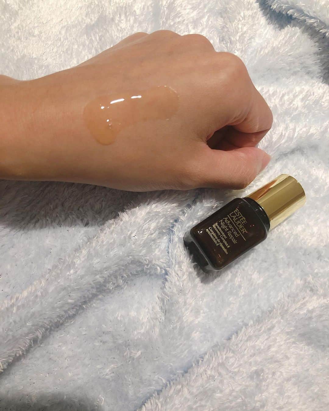 Miaさんのインスタグラム写真 - (MiaInstagram)「有了小孩的生活真的很忙碌！之前因為偷懶有好幾天沒擦保養品，後來發現肌膚真的突然多了好幾條的細紋出來！真的嚇死媽咪了！所以決定要認真保養，而且要在正確的時間擦上該擦的保養品才更有效！ 要來跟大家推薦我平時的愛用物－『小棕瓶』 白天肌膚面對紫外線跟空污問題，小棕瓶可以幫助防禦屏障，夜晚加強細胞修復，日防護夜修護24小時不間斷的雙效修護讓肌膚一直呈現最佳的狀態！ 小棕瓶質地清透不黏膩，擦起來肌膚很透亮，重點是之前的小細紋真的在我乖乖擦了三天三夜之後就感受細紋慢慢變淡(依個人肌膚狀況)，T字部位的外油內乾也都調理的很好！上妝鼻子會容易脫妝的問題就減少了！ 難怪那麼多人會喜歡這個小棕瓶！ 要怎麼使用才最有效呢？！一次使用需要滿滿一滴管才夠力: 早晚都要滿滿一滴管的小棕瓶精華 (約10元硬幣大小)  再配合心形按摩手法，簡單三步驟按摩，心型按摩技巧的目的在於從臉部中央往外塗抹修護露與按摩肌膚，並且往下帶到下巴，達到幫肌膚排毒的作用。 一定要連續使用三日並配合按摩就能看到肌膚變的更滋潤保濕完美！  現在到櫃上即可領取【小棕瓶三日體驗包】，感受小棕瓶3天強勢回歸完美肌膚修護力 憑3日體驗包拍攝使用畫面，上傳IG並設定公開，Hashtag #小棕瓶 #日防護夜修護 並tag @esteelaudertw，再加入雅詩蘭黛官方IG帳號，即有機會獲得小棕瓶「50ml正貨」！ (每周抽出一位)。 體驗包兌換連結: http://bit.ly/2M9pCJI  #小棕瓶 #3日體驗立即有感 #日防護夜修護 #年輕關鍵就在今晚  #雅詩蘭黛保養」1月3日 13時52分 - mia06120612wgs