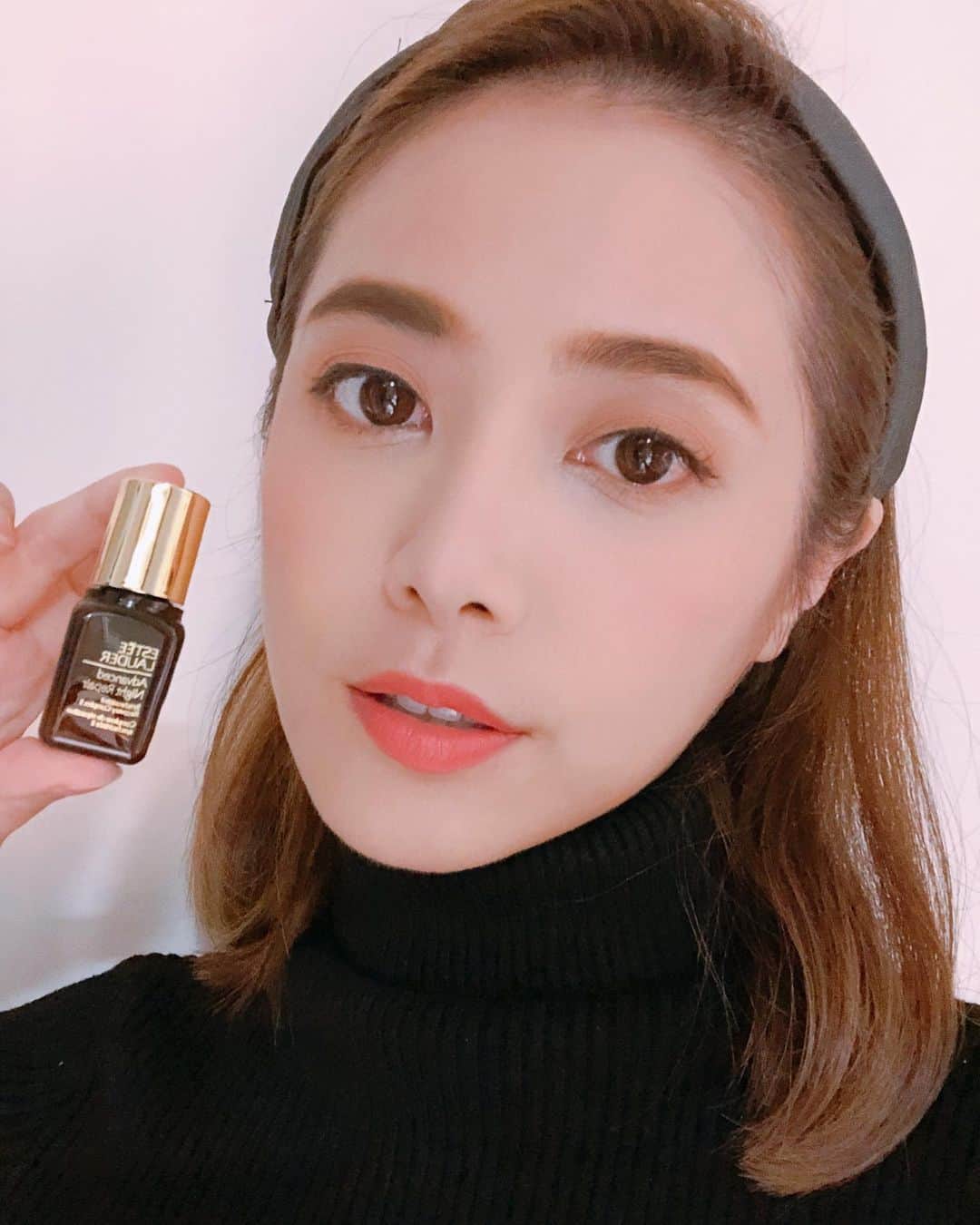 Miaさんのインスタグラム写真 - (MiaInstagram)「有了小孩的生活真的很忙碌！之前因為偷懶有好幾天沒擦保養品，後來發現肌膚真的突然多了好幾條的細紋出來！真的嚇死媽咪了！所以決定要認真保養，而且要在正確的時間擦上該擦的保養品才更有效！ 要來跟大家推薦我平時的愛用物－『小棕瓶』 白天肌膚面對紫外線跟空污問題，小棕瓶可以幫助防禦屏障，夜晚加強細胞修復，日防護夜修護24小時不間斷的雙效修護讓肌膚一直呈現最佳的狀態！ 小棕瓶質地清透不黏膩，擦起來肌膚很透亮，重點是之前的小細紋真的在我乖乖擦了三天三夜之後就感受細紋慢慢變淡(依個人肌膚狀況)，T字部位的外油內乾也都調理的很好！上妝鼻子會容易脫妝的問題就減少了！ 難怪那麼多人會喜歡這個小棕瓶！ 要怎麼使用才最有效呢？！一次使用需要滿滿一滴管才夠力: 早晚都要滿滿一滴管的小棕瓶精華 (約10元硬幣大小)  再配合心形按摩手法，簡單三步驟按摩，心型按摩技巧的目的在於從臉部中央往外塗抹修護露與按摩肌膚，並且往下帶到下巴，達到幫肌膚排毒的作用。 一定要連續使用三日並配合按摩就能看到肌膚變的更滋潤保濕完美！  現在到櫃上即可領取【小棕瓶三日體驗包】，感受小棕瓶3天強勢回歸完美肌膚修護力 憑3日體驗包拍攝使用畫面，上傳IG並設定公開，Hashtag #小棕瓶 #日防護夜修護 並tag @esteelaudertw，再加入雅詩蘭黛官方IG帳號，即有機會獲得小棕瓶「50ml正貨」！ (每周抽出一位)。 體驗包兌換連結: http://bit.ly/2M9pCJI  #小棕瓶 #3日體驗立即有感 #日防護夜修護 #年輕關鍵就在今晚  #雅詩蘭黛保養」1月3日 13時52分 - mia06120612wgs