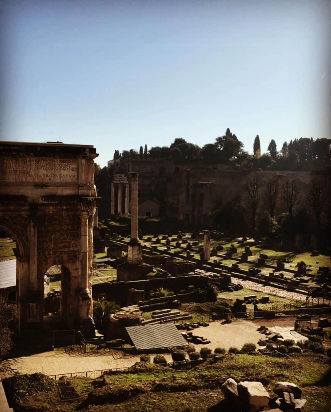滝澤悠希さんのインスタグラム写真 - (滝澤悠希Instagram)「※すみません長いです。 【#イタリア 編】  １〜４枚目→#ローマ  #トレビの泉 （１枚目）、#フォロロマーノ （２）、 #真実の口 （３）、#スペイン広場 （４）など、 映画・ #ローマの休日 に登場した名所を中心に回りました！ スケールの大きな建造物が多く、 「ローマは一日にして成らず」という言葉の重みを身に染みて実感しました。  ５〜７→#フィレンツェ ５枚目は、#ジョットの鐘楼 という建物から見下ろした、イタリアを代表する絶景！ 高さはおよそ８５メートル！階段を４００段以上登って見た景色は、壮観でした✨ 受付の５０代くらいの男性に、 「夜に来たら人も少なくて夜景がきれいだよ！」と勧めてもらったものの、列車の時間の都合で行けず。くぅぅぅ  ８〜１０→食事系 ▲ローマが発祥というカルボナーラをぱくり！若干クセを感じましたが（おそらく卵の風味？）、食べ進めるとすぐに慣れました😂 ベーコンのカリカリ感と塩気がいいアクセントでした！ ▲ローマは歩きながらジェラートを食べている人も多いです！有名店のジェラートをいただきました😋素材の味わいが濃い！上のホイップクリーム（無料で付けてくれます）は甘さ控えめで相性抜群でした👍 ▲ピザは安くておいしい！最高でした！１枚７ユーロ（約９００円）くらいで、お腹いっばいになります。窯焼きなので生地が香ばしいのはもちろんですが、印象に残ったのが、トマトソースの甘み！ニンニクの風味も加わって、絶品でした😭  イタリアは、とても「楽しく、愉快な街」でした！ みんな笑顔で、見知らぬ人とでも何気なく会話をするので、自然と明るい気持ちで観光ができました😊 帰りの飛行機まで、あと６時間。 日本食が恋しいです…岩手の寒さも恋しいです…（あまり寒いのは困りますが…笑） 気を付けて帰ります！長文失礼いたしました。 #roma #firenze #romanholiday  #audreyhepburn  #帰省していろいろあいさつせねば #お雑煮食べたいお雑煮食べたいお雑煮食べたい #帰りの飛行機で映画ベンジャミンバトンを見るのが楽しみでしょうがない」1月3日 13時54分 - yuki_takizawa_sbs