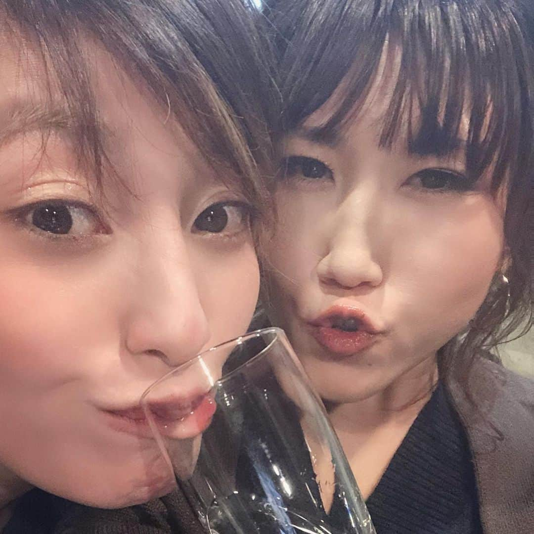 西山茉希さんのインスタグラム写真 - (西山茉希Instagram)「小中高。 見てきた景色に戻る時間。  #安定の #安心の #我々の基地  やっと会えた新妻さん。 優しさと広さに感謝あるのみ。  #なんちゃってシェフと #本格シェフの #爆笑キッチンで仕上がるクオリティ #炒飯パスタのセンス百満点  生息してそうな動物を作ったり、 いそうな人名を作ったり、 アーティスト名とデビュー曲を作ったり、  カードだけでくだらなく笑うハッピーアワー。  #笑う門には福来る  #我々は祈ることしかできない #我々は今を誇ることしかしない #😁😆😁 同級生。 ナマカ。」1月3日 13時57分 - maki.nshiyama50