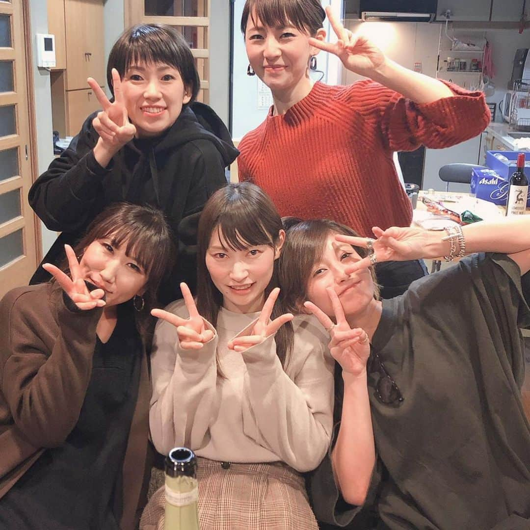 西山茉希さんのインスタグラム写真 - (西山茉希Instagram)「小中高。 見てきた景色に戻る時間。  #安定の #安心の #我々の基地  やっと会えた新妻さん。 優しさと広さに感謝あるのみ。  #なんちゃってシェフと #本格シェフの #爆笑キッチンで仕上がるクオリティ #炒飯パスタのセンス百満点  生息してそうな動物を作ったり、 いそうな人名を作ったり、 アーティスト名とデビュー曲を作ったり、  カードだけでくだらなく笑うハッピーアワー。  #笑う門には福来る  #我々は祈ることしかできない #我々は今を誇ることしかしない #😁😆😁 同級生。 ナマカ。」1月3日 13時57分 - maki.nshiyama50