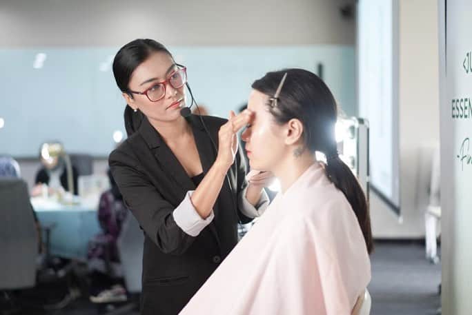 のインスタグラム：「Masih dengan keseruan Beauty workshop @covermark_id dan beautynesia.id. Kami sudah mengunjungi kantor Grab Indonesia @grabid sebagai salah satu kantor pilihan.  Peserta antusias sekali mengikuti step by step teknik pengaplikasikan makeup yang disampaikan oleh profesional MUA. Jadi, yuk mulai dipraktekkan saat ke kantor! Biar mood kamu bagus terus seharian :) #JapanFoundationExpert #JustForMe #Covermark #CovermarkxBeautynesia #CovermarkxGrabIndonesia」