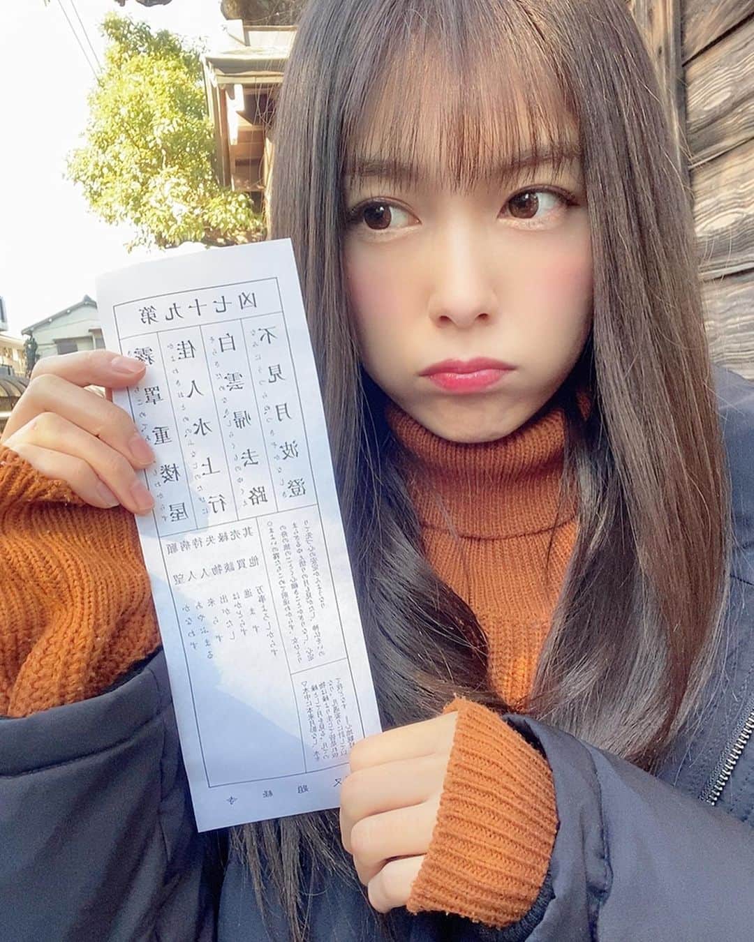 麻衣愛のインスタグラム：「今年も元旦に引いてきました!! おみくじ⛩ . . おみくじ大好きだから誰よりもワクワクした気持ちでひいてる自信あるんだけど... はい。凶でした。また。 ムービーでは3年連続って言っていますが、記憶と画像フォルダを遡ると元旦に凶をひくのは4年連続でした☺️!! なぜ？ . . ここまで続くと、おみくじで凶をひくところまでが初詣のワンセットになってきますね😆⭐️笑笑 （本当はめっちゃ凹んでる） . 本厄でおみくじ凶の私の1年間をあたたかく見守って下さい💗 #おみくじ #凶 #柴又帝釈天 #凶しかでない #片手で結ぶの上手くなりました #本厄 #でもハッピー」