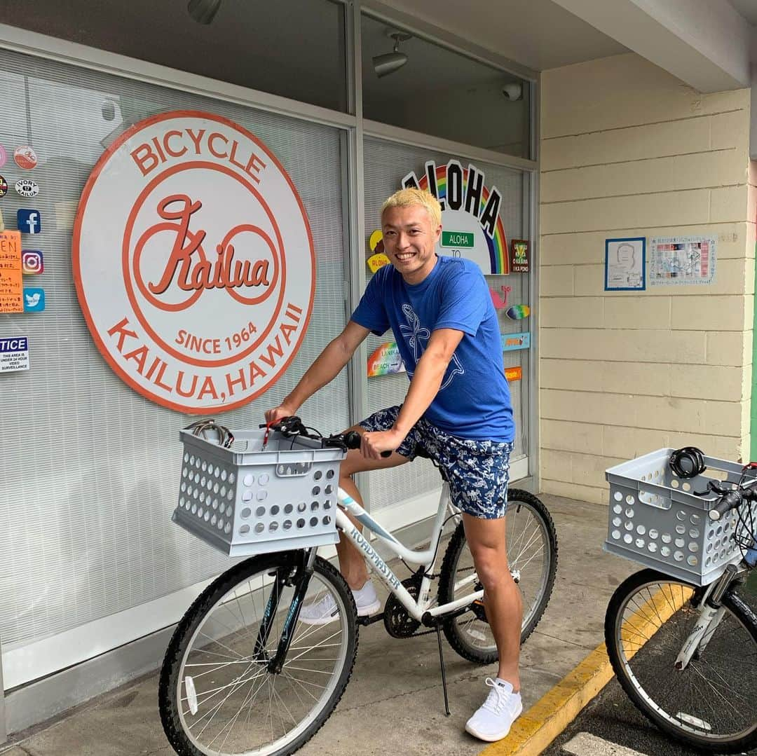 堤俊輔さんのインスタグラム写真 - (堤俊輔Instagram)「カイルアに行った際は @kailuabicycle  で自転車借りて散策するのがいいよ〜😝🚴‍♂️ 電動自転車もあるから山道もスイスイ登れるんだって〜🤩✨ 隣が @ivory_kailua だよ👕  #カイルア #kailuabicycle  #自転車 #電動自転車 #ivoryの隣」1月3日 14時17分 - shunsuketsutsumi.19