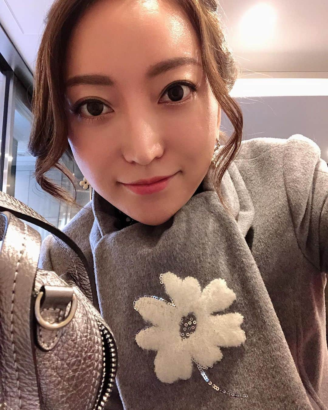 加藤綾菜さんのインスタグラム写真 - (加藤綾菜Instagram)「昨日は、マフラーと手袋買いにお出かけしました😘 今日は、駅伝みて朝から大興奮しています❣️ みんなは、なにしてますか？❤️」1月3日 14時18分 - katoayana0412