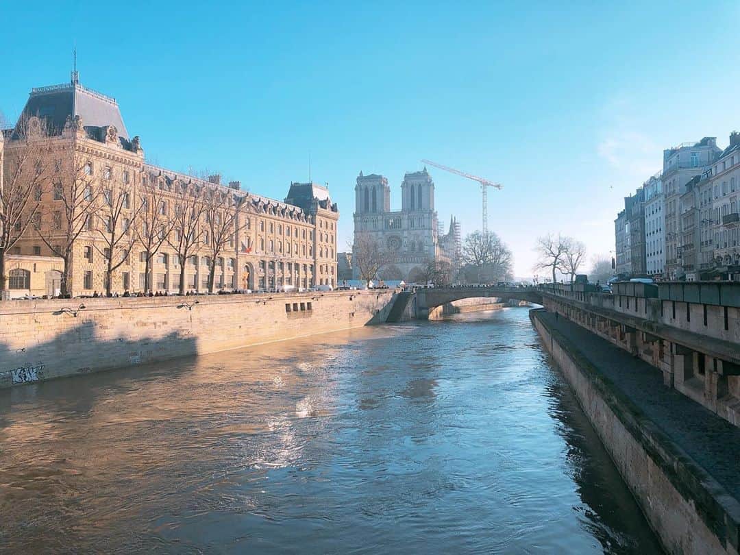 内田敦子さんのインスタグラム写真 - (内田敦子Instagram)「皆様、﻿ あけましておめでとうございます🎍✨﻿ ﻿ 年末年始はフランス・パリにいました🇫🇷﻿ パリの街はどこを切り取っても﻿ 絵になる風景ばかりで、﻿ 素敵な写真がありすぎて﻿ どれを載せようか迷ってしまいます。﻿ ﻿ 旅の初日は﻿ フランス時間の早朝に到着したので﻿ 真っ暗闇から朝日が昇る時間に﻿ パリを散策し、﻿ なかなか見る機会もないであろう景色を﻿ 堪能することができました☀️✨﻿ ﻿ 美しい景色に囲まれて新しい年を迎えられて﻿ とても清々しい気分です😊﻿ ﻿ 旅に出よう！と誘ってくれた長年の友、﻿ 奈良岡さん( @naraoka_kimiko )にも﻿ 大感謝でございます🙏﻿ ﻿ 2020年、﻿ 笑顔が溢れる年になりますように。﻿ ﻿ #パリ #パリ旅行 #paris #年末年始 #年越し #セーヌ川 #ルーヴル美術館」1月3日 14時33分 - atsuko_uchida1205