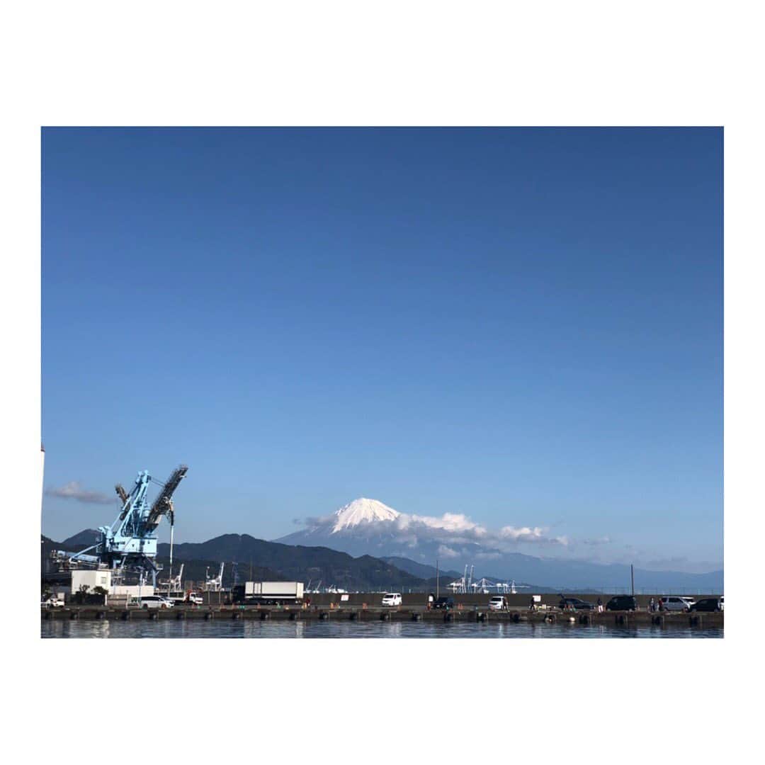 實石あづささんのインスタグラム写真 - (實石あづさInstagram)「. 富士山が見えると 帰ってきたなと思うし、 富士山が見えると 「また頑張ろう」って 気合いが入る！ . #mtfuji #富士山 #🗻 #ようこそふじのまちへ  #冬休み #vacation #お正月 #お正月休み  #帰省 #shizuoka #静岡 #japan」1月3日 14時39分 - azusa_jitsuishi