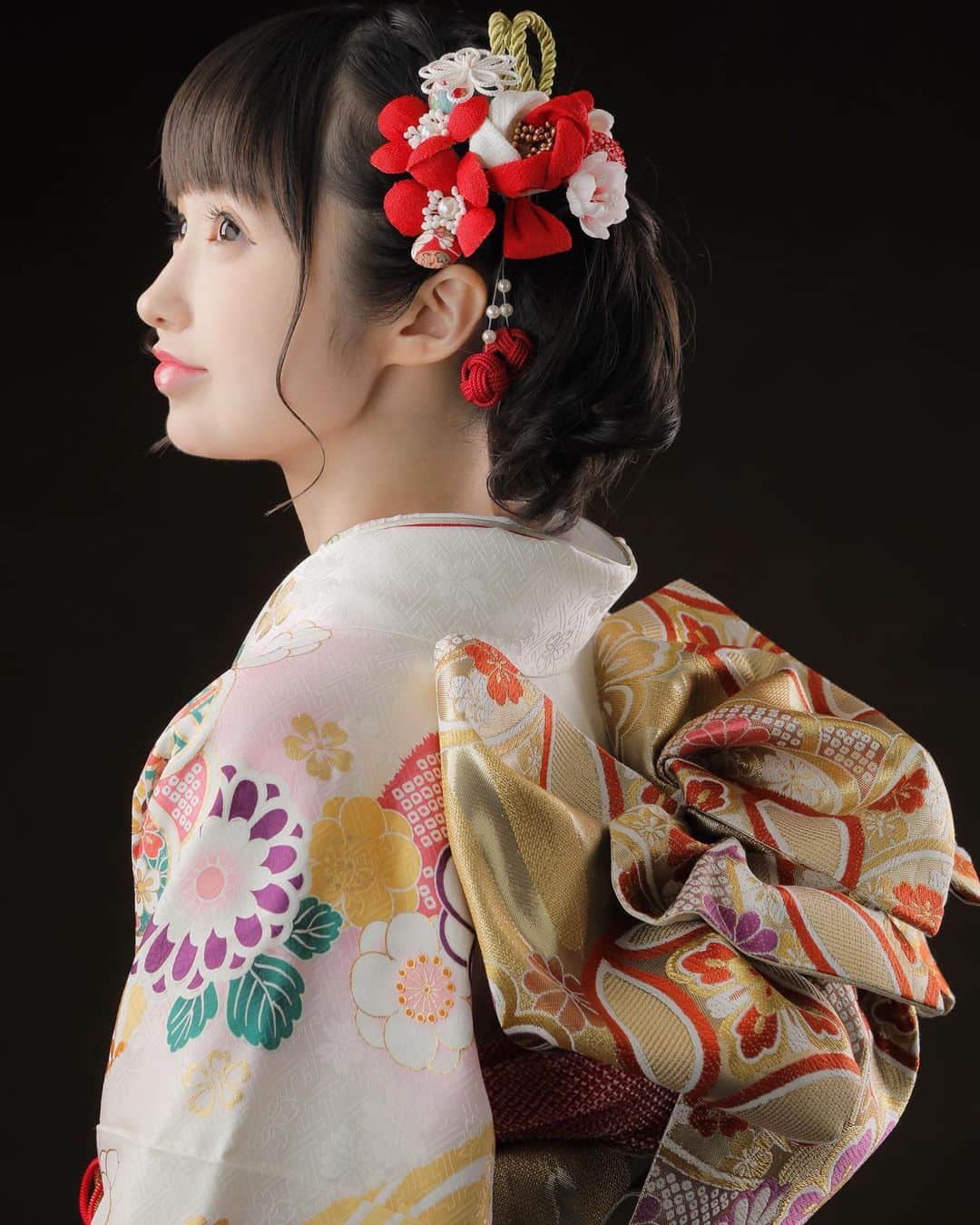 のインスタグラム：「. . . \ ♩ / . . #2020 #happynewyear #謹賀新年 #横顔 #振袖 #着物 #着物女子 #kimono #kimonogirl #👘 #kimonofashion #kimonostyle #furisode #japan #japanese #japanesegirl #japanesekimono #japan_of_insta #🇯🇵 #日本」