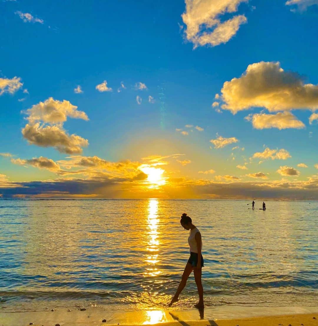 大寺かおりさんのインスタグラム写真 - (大寺かおりInstagram)「のんびりするための場所。 . 波の音を聴きながら ぼーっと夕日を眺めているだけで 癒されるから不思議だぁ🏝 . . . #今日も夕日が綺麗でした #非日常 #夕日 #海 #ハワイ #ワイキキビーチ #空 #癒し #sunset #beach #hawaii #waikikibeach #relaxtime #beautifulview #hawaiitrip #photooftheday」1月3日 14時45分 - kaori_ootera
