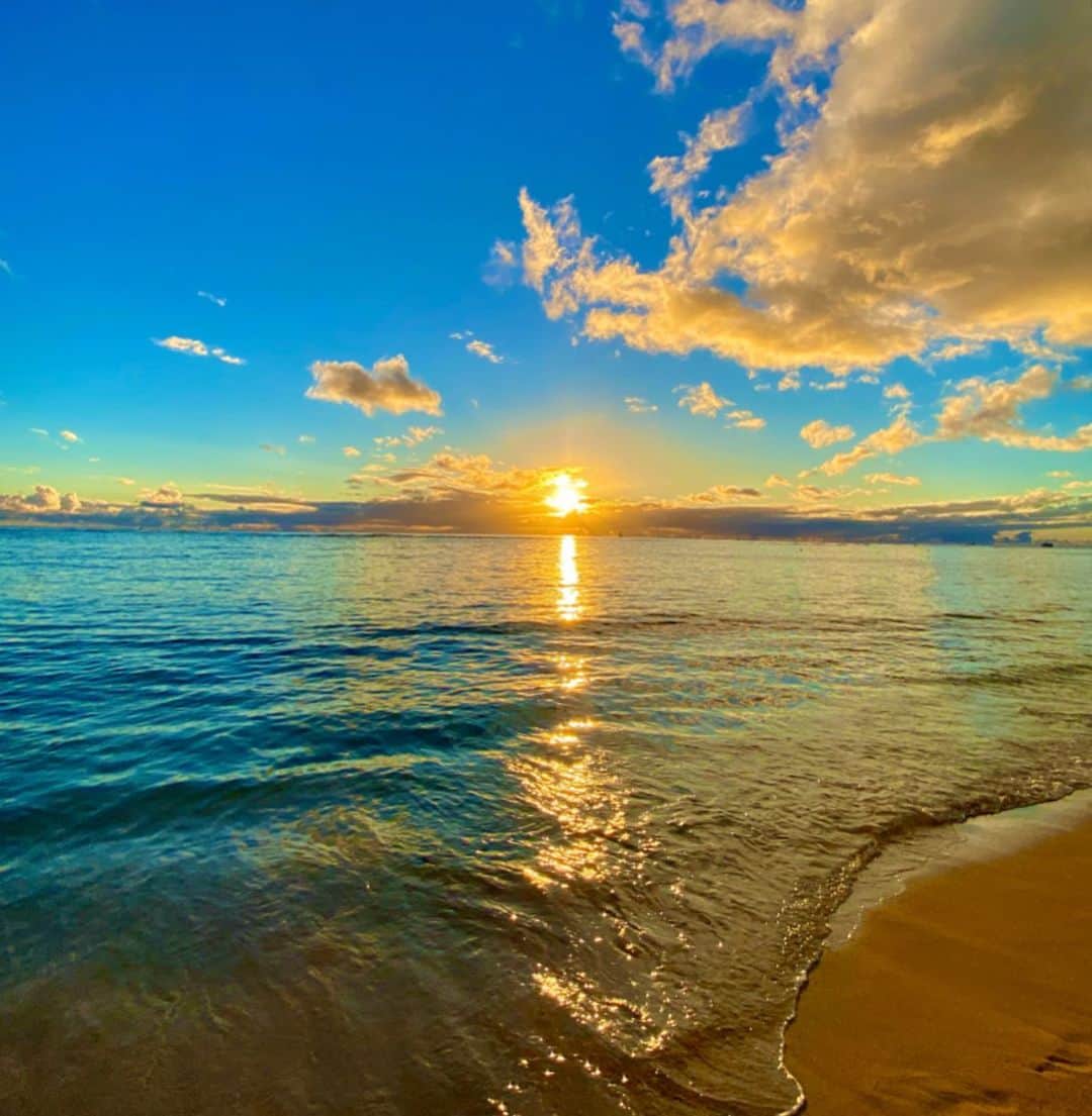 大寺かおりさんのインスタグラム写真 - (大寺かおりInstagram)「のんびりするための場所。 . 波の音を聴きながら ぼーっと夕日を眺めているだけで 癒されるから不思議だぁ🏝 . . . #今日も夕日が綺麗でした #非日常 #夕日 #海 #ハワイ #ワイキキビーチ #空 #癒し #sunset #beach #hawaii #waikikibeach #relaxtime #beautifulview #hawaiitrip #photooftheday」1月3日 14時45分 - kaori_ootera