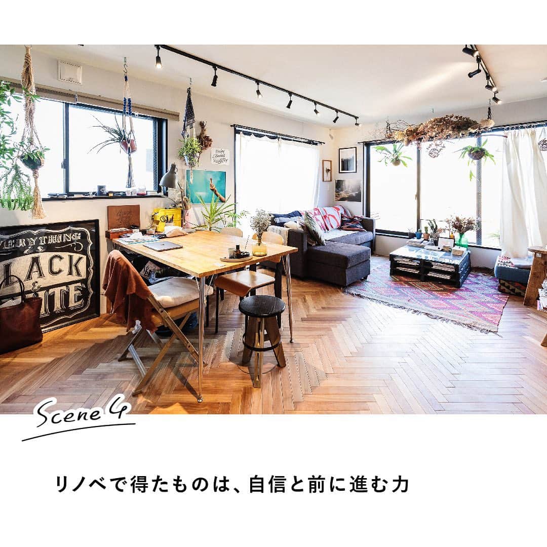 RE住むRENOVATIONさんのインスタグラム写真 - (RE住むRENOVATIONInstagram)「《ようこそ！私の家へ》﻿ ーレタリングアーティスト・井澤 卓さんー﻿ @takuizawa﻿ ﻿ 音楽フェスやオフィス、ショップなどに文字アートを手がけている井澤 卓さん。﻿ 夢であるホテル経営を、手の届く範囲で始めてみたいという想いから、築20年の中古マンションを購入し、“ゲストに貸し出すための部屋” としてリノベーションを実施したそう。﻿ ﻿ 「物件はバルコニーフックで探していました。東京のホテルで広いバルコニーがあるところってないじゃないですか。だからこそ、特別感を演出できるし、東京っぽくなくて面白いかなって」﻿ ﻿ 基本的には “ゲストファースト” でリノベーションをした井澤さんですが、ひとつどうしてもやりたかったことが。﻿ ﻿ 「床に段差をつけたい、という衝動が抑えきれず、一段高い場所をベッドルームにしました。空間的には非効率かもしれないけど、段差をつけることで空間に動きが生ました。壁で仕切らなくてもリラックスできるんですよ。」﻿ ﻿ 国内外のアートやグリーン、旅先で出逢った雑貨やファブリックの数々。これだけものがあっても、煩雑な印象にならないのは、全て慎重に吟味しているから。﻿ ﻿ 「僕にとって心地いい空間とは、置いている全てのものに “理由” があること。ブランドや値段で選ぶのではなく、純粋に僕が好きだと思えるものだったり、ストーリーを話せたり、ゲストに快適に過ごしてもらえるためのものだったり。空間にとって “理由があるもの” を選ぶようにしています」﻿ ﻿ 住まいは、時に住み手に自信をもたらし、前に進む力を与えてくれる。﻿ ゲストのためにリノベーションしたこの家は、井澤さんにとって、夢と現実を結ぶドリームハウスになりました。﻿ ﻿ .........................﻿ ﻿ WEBサイトでも記事公開中！﻿ （トップのURLよりご覧ください ）﻿ @dolive.media﻿ ﻿ #dolivemedia﻿ #dolive﻿ #暮らしをカジュアルに楽しむメディア﻿ ﻿  #リノベーション #住まい #暮らし #住宅 #家具 #ライフスタイル #リノベ #マンションリノベ #中古マンション #中古リノベ #マンション暮らし #植物のある暮らし #グリーンのある暮らし #アートのある暮らし #壁画 #壁画アート#エアビー #airbnb #ゲストハウス #ルーフバルコニー #バルコニー #レタリング #チョークアート#東京 #1人暮らし #1ldk」1月3日 15時10分 - dolive.media